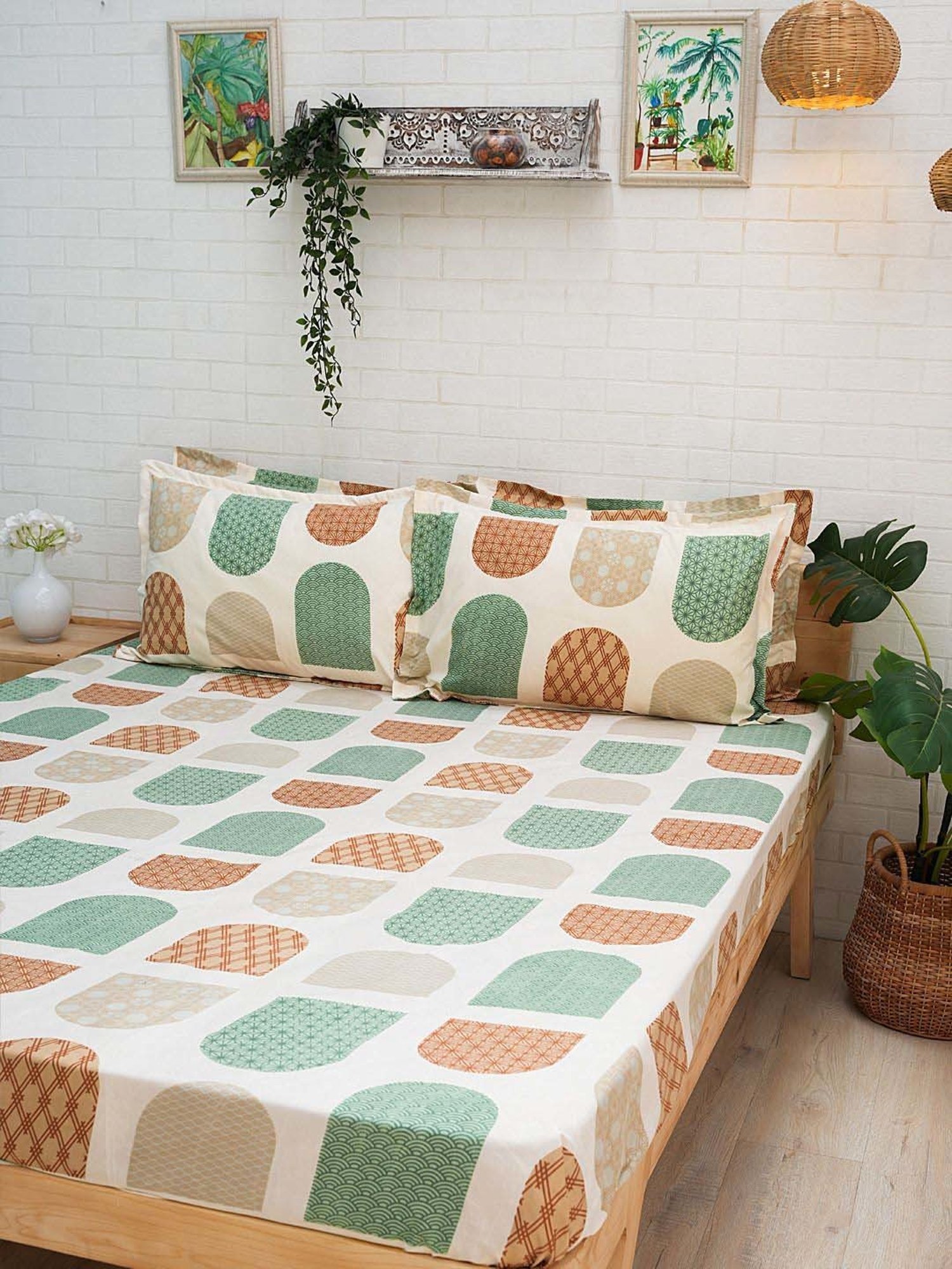 Ariana Multicolor Microfibre 140 TC Queen Bedsheet with 2 Pillow Covers