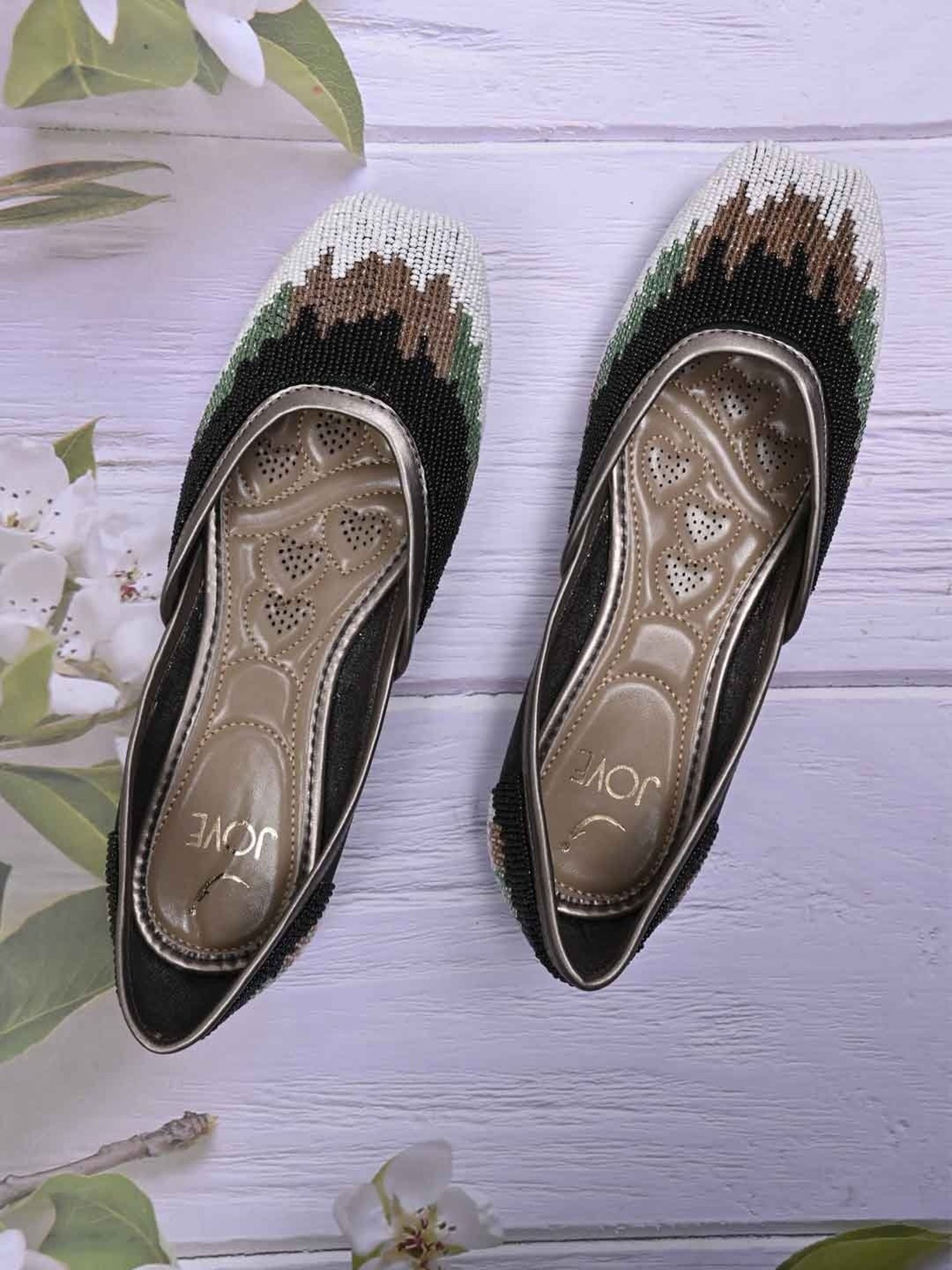 Jove Women's Black Ethnic Juttis