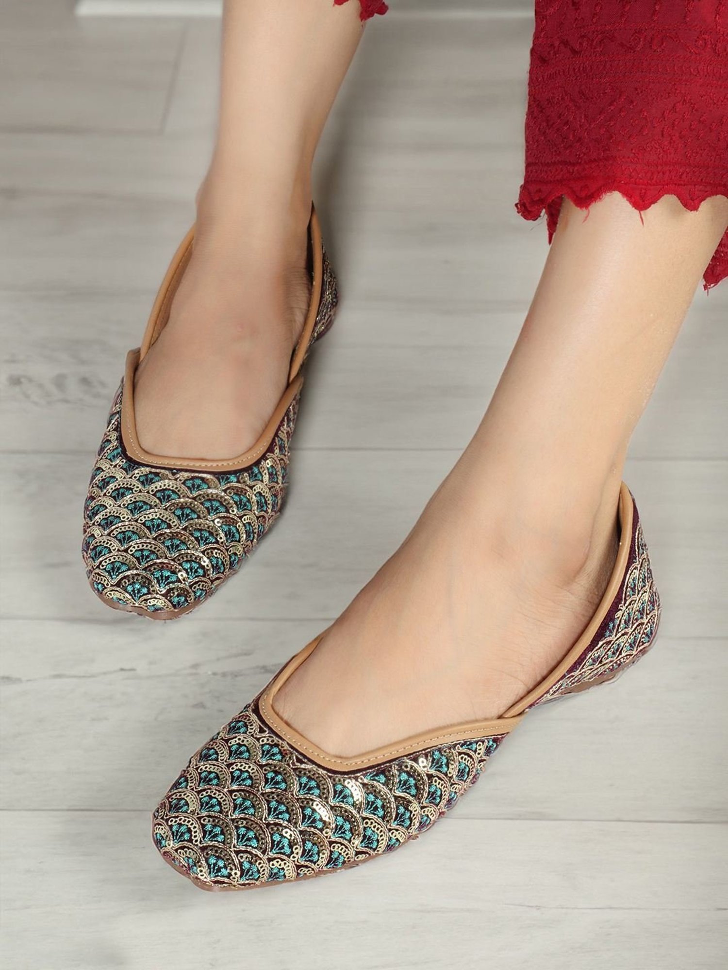 Iconics Women's Blue Ethnic Juttis