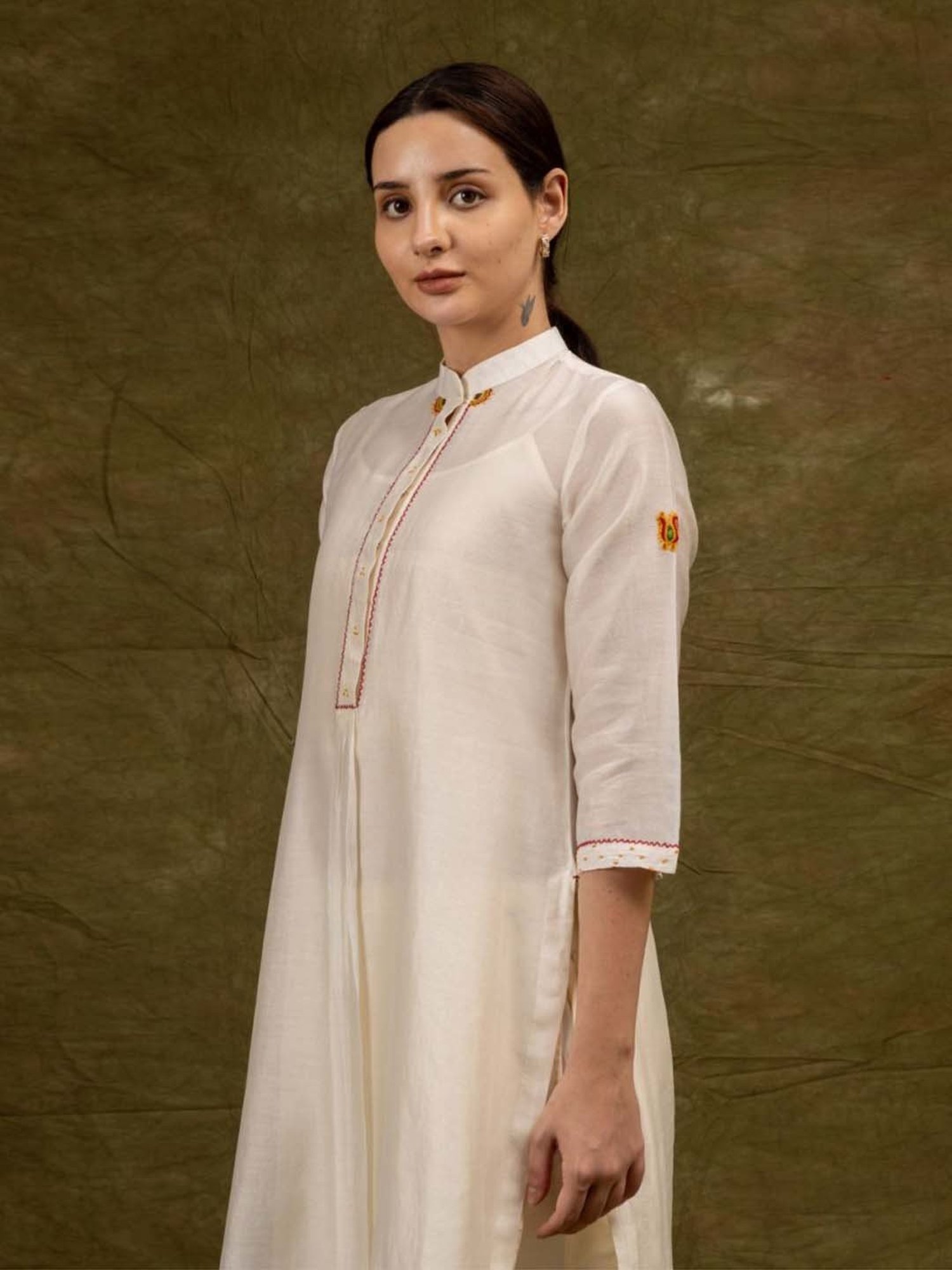 Mushio Off White Piacere Hand Embroidered Chanderi Silk Kurta With Slip