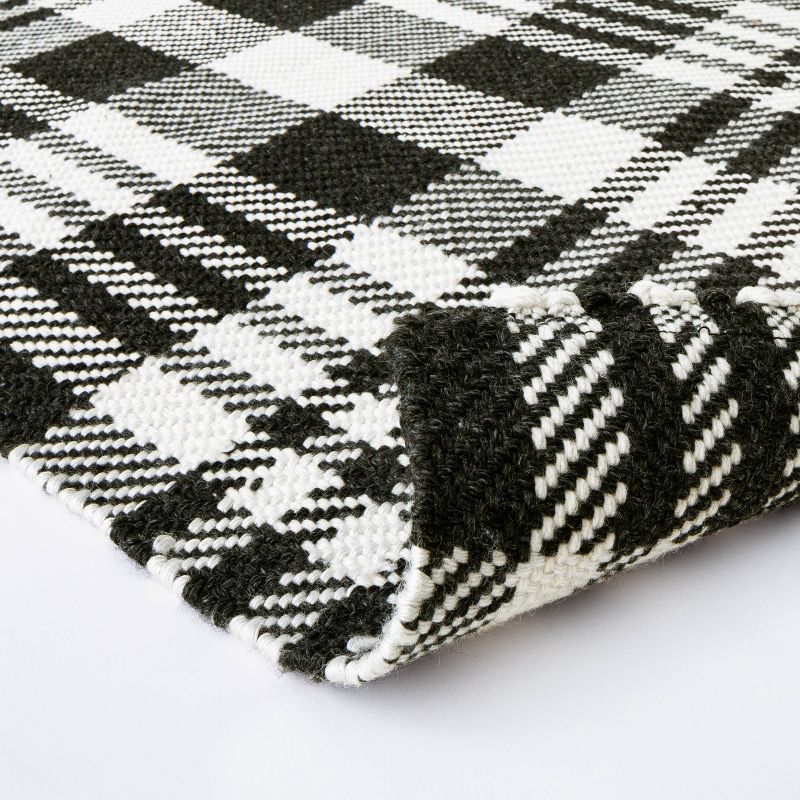 2'1"x3'2" Indoor/Outdoor Scatter Plaid Rug Black - Threshold™ designed with Studio McGee