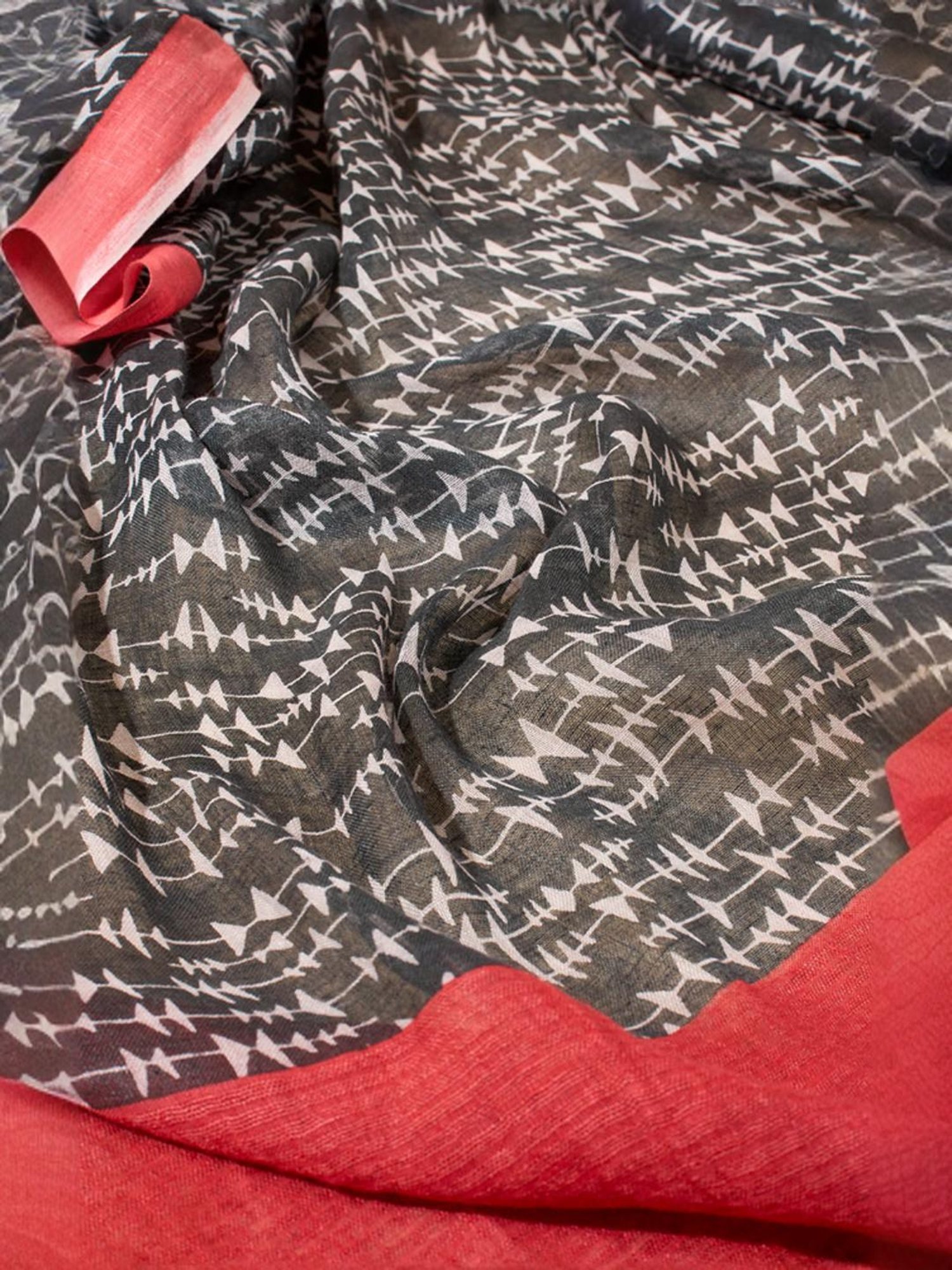 Taneira Black & Red Linen Printed Saree With Unstitched Blouse