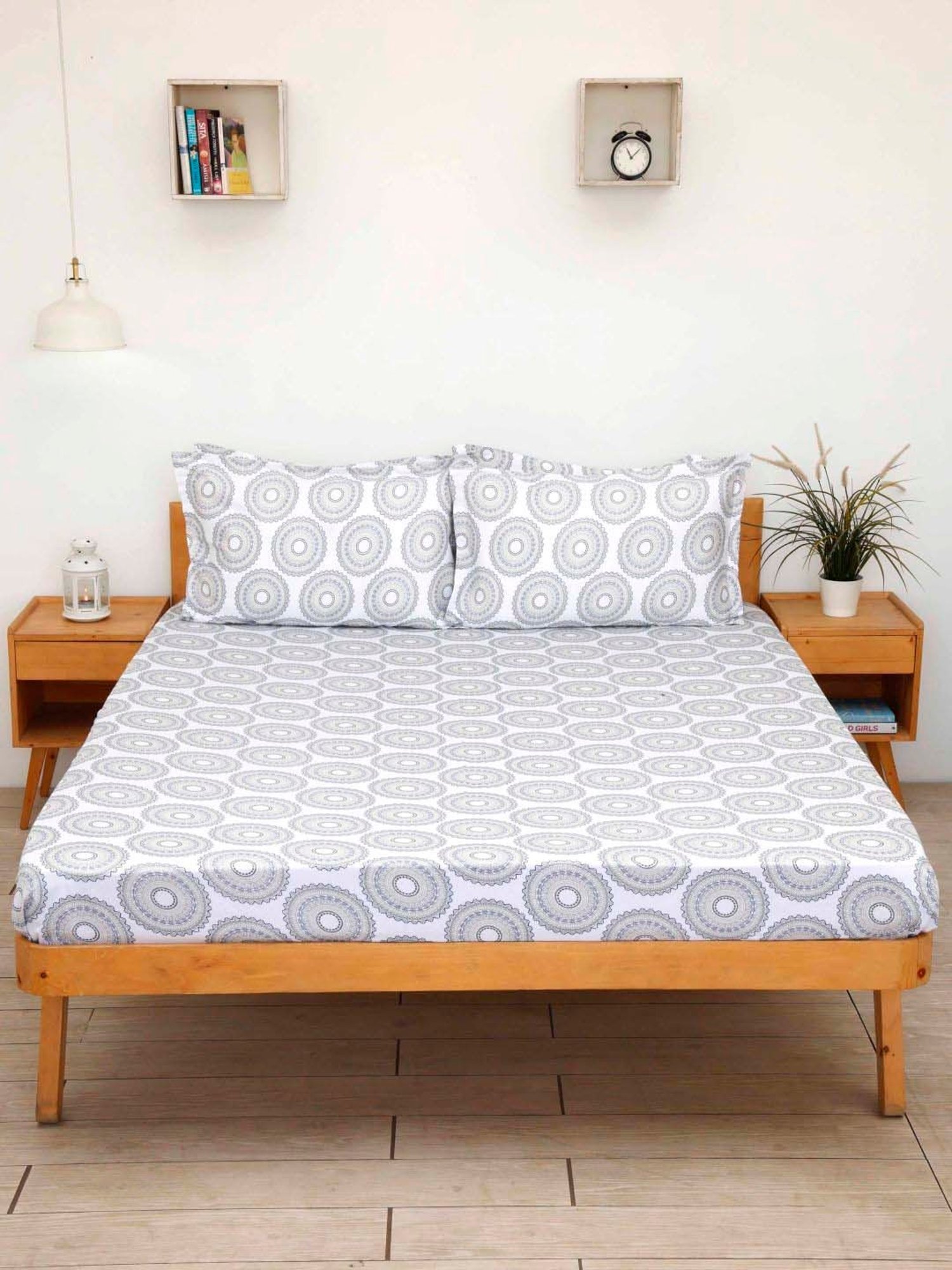 Ariana White & Grey Cotton 260 TC Super King Bedsheet with 2 Pillow Covers