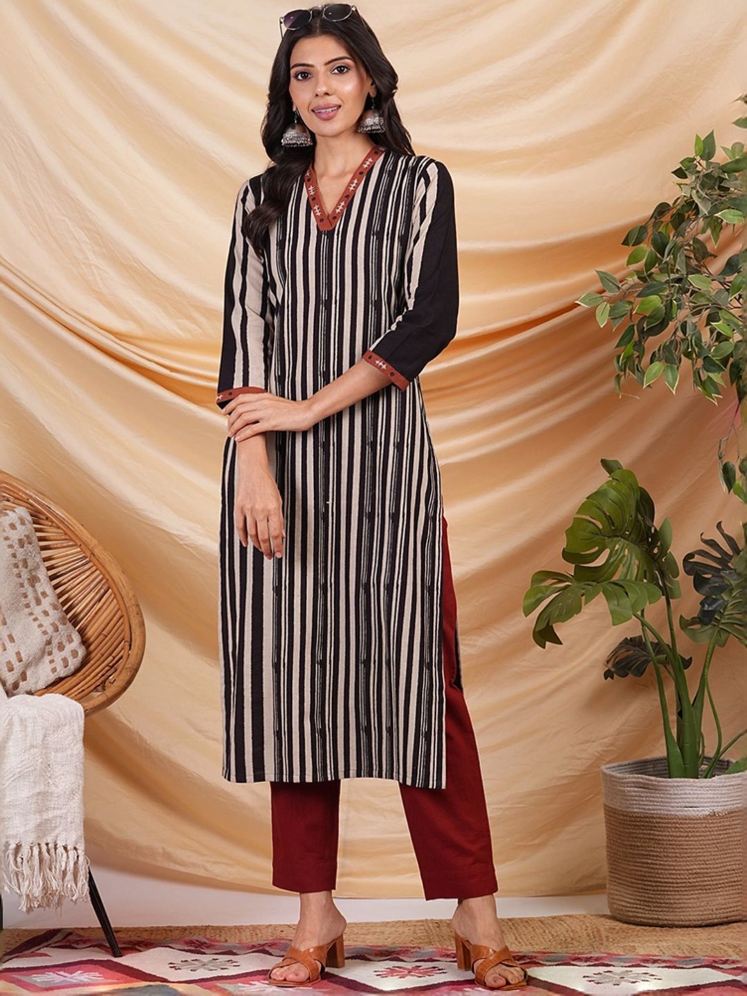 Kami Kubi Black & White Cotton Striped Straight Kurta