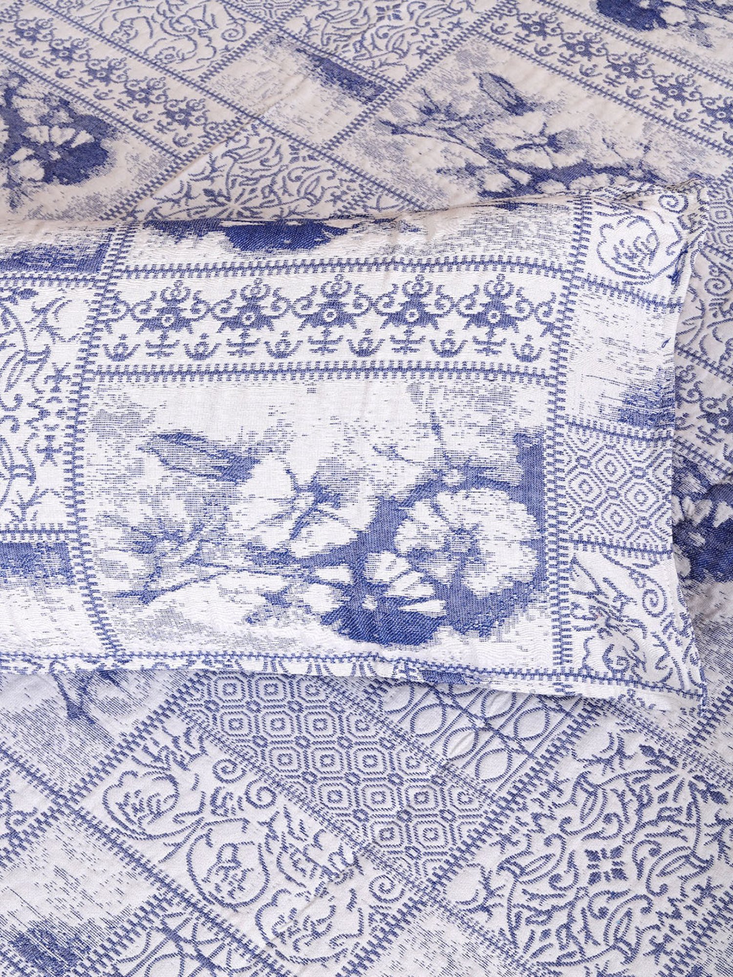 DDECOR Live beautiful Embroidery Baroque Metallic Grey 210 TC Cotton Comforters - Set of 3