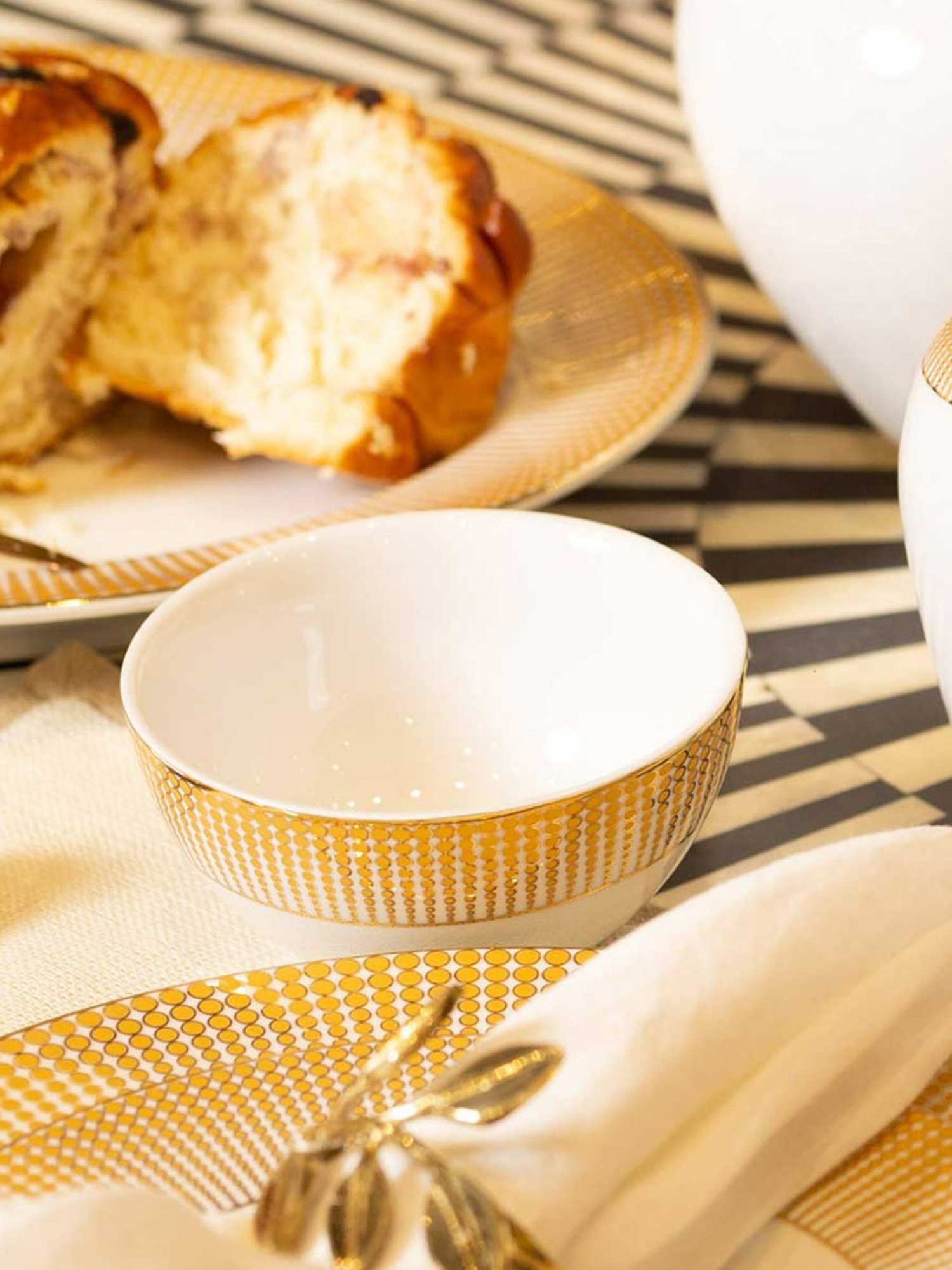 @home Nilkamal Black Polypropylene Snack Bowl With Lid (0.46 L)