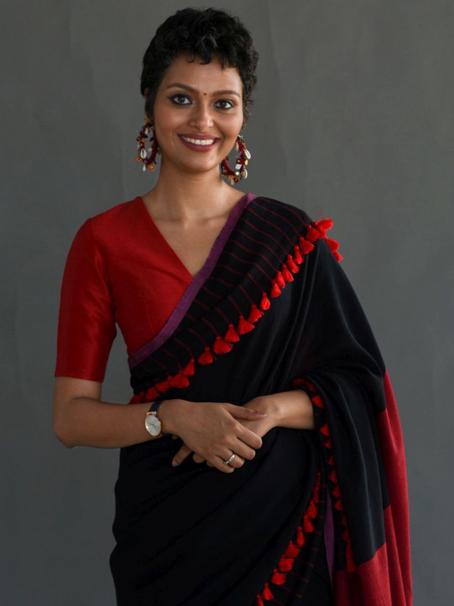 Suta Black & Red Plain Saree Without Blouse