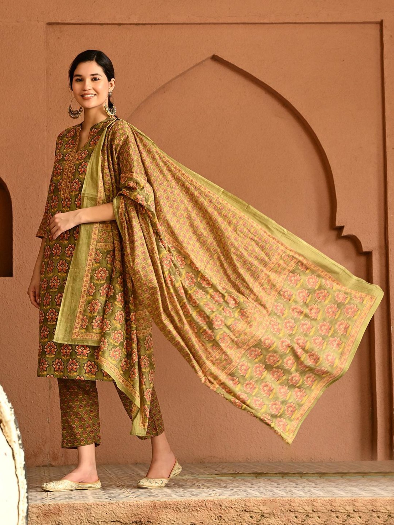 DECKEDUP Multicolor Floral Print Kurta With Pants & Dupatta
