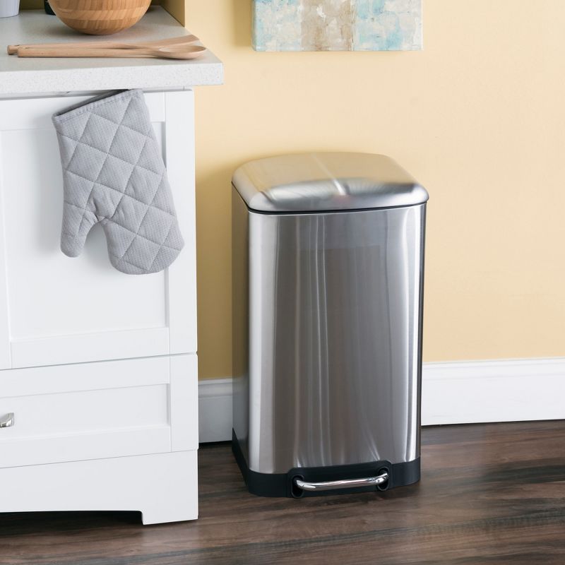 Rubbermaid 8 Quart Traditional Square Top Bedroom, Bathroom, and Office Wastebasket Trash Can, White (2 Pack)