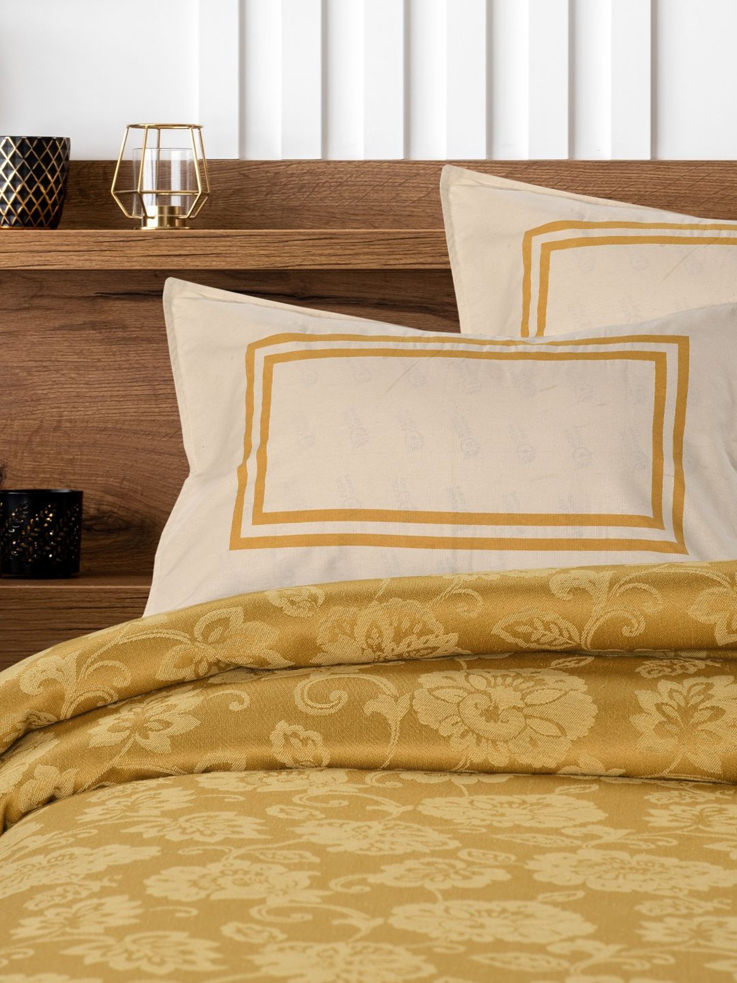 Saral Home Abstract Yellow 155 TC Cotton King Sized Bed Sheet with 2 Pillow Covers