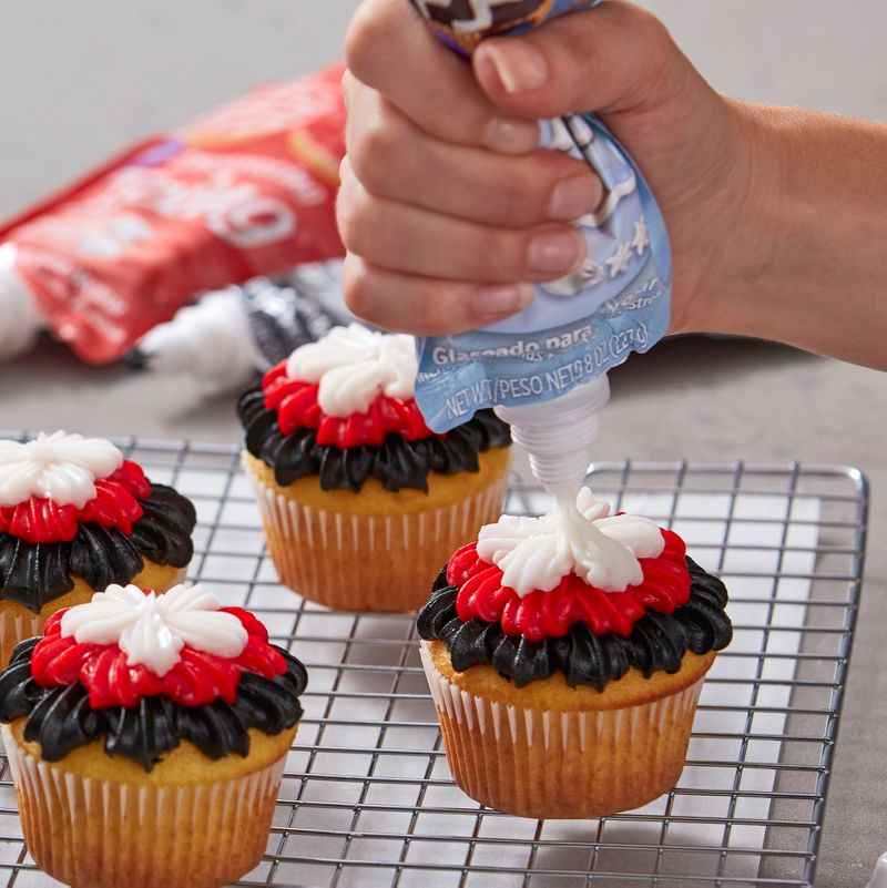 Wilton White Icing Pouch with Tips - 8oz