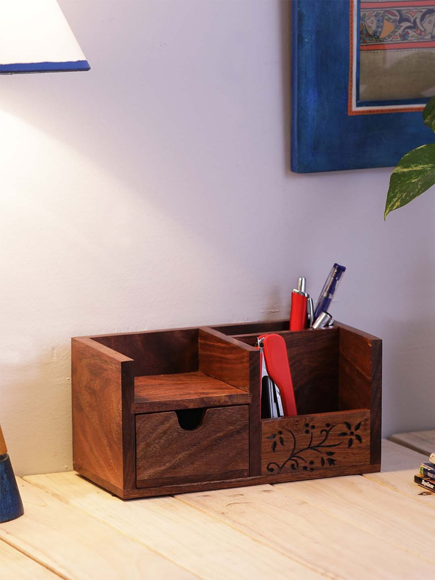 VarEesha Brown Sheesham Wood Flowery Penstand - Set of 1