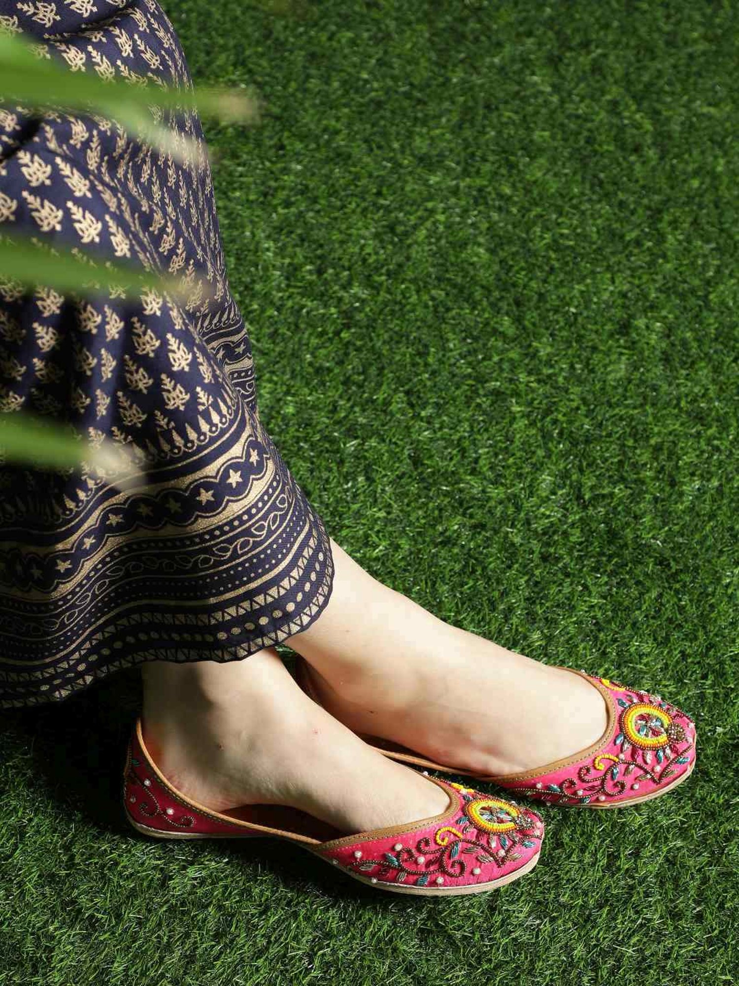 Glam Story Women's Pink Ethnic Juttis