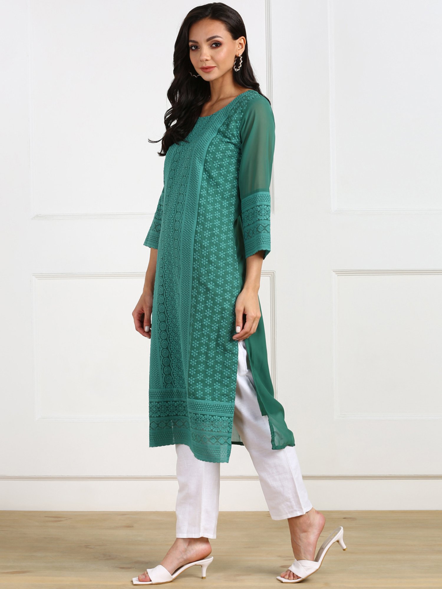 SWAGG INDIA Green Embroidered Straight Kurta