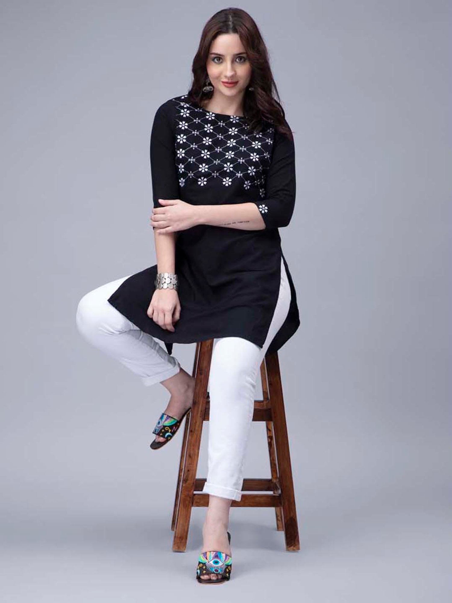 Glam Story Women's Black Ethnic Sandals