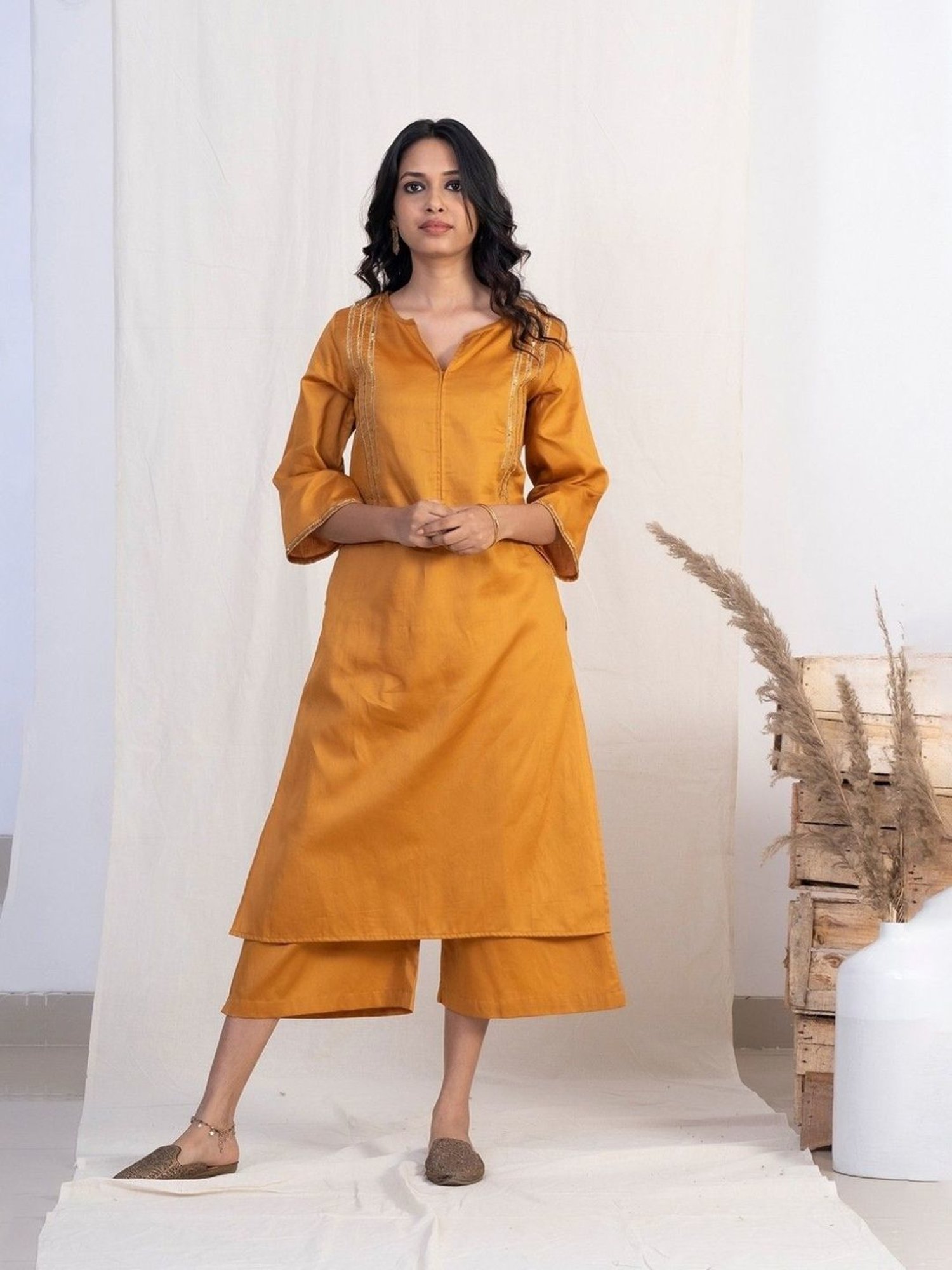 Akiso Jashn Gold Round With Front Slit Neck Kurta