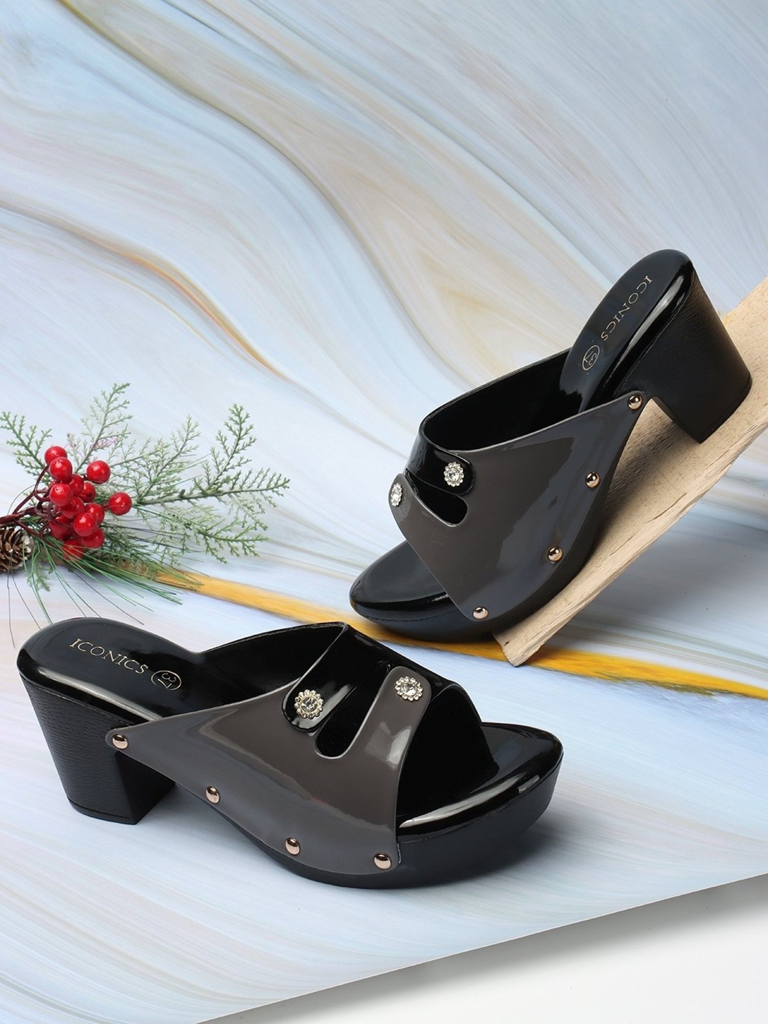 Iconics Women's Grey & Black Casual Sandals