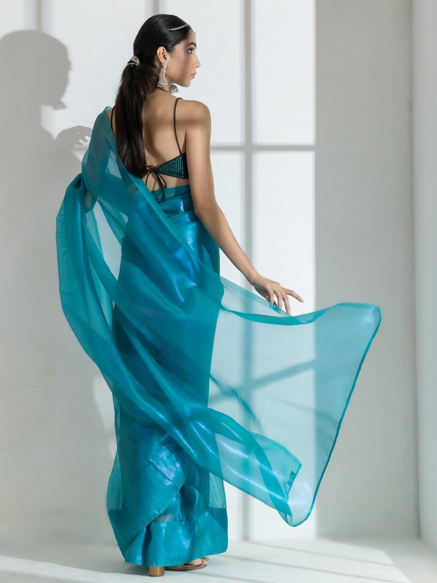 Swtantra Turquoise Plain Saree With Unstitched Blouse