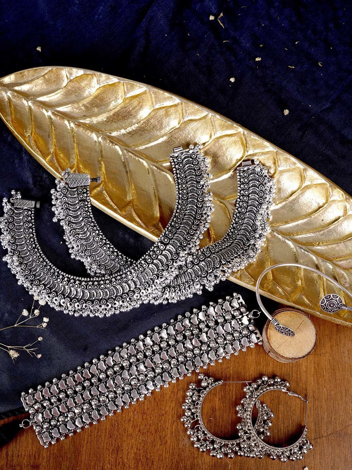 Teejh Pitara Collection Tanishka Metallic Jewlery Set