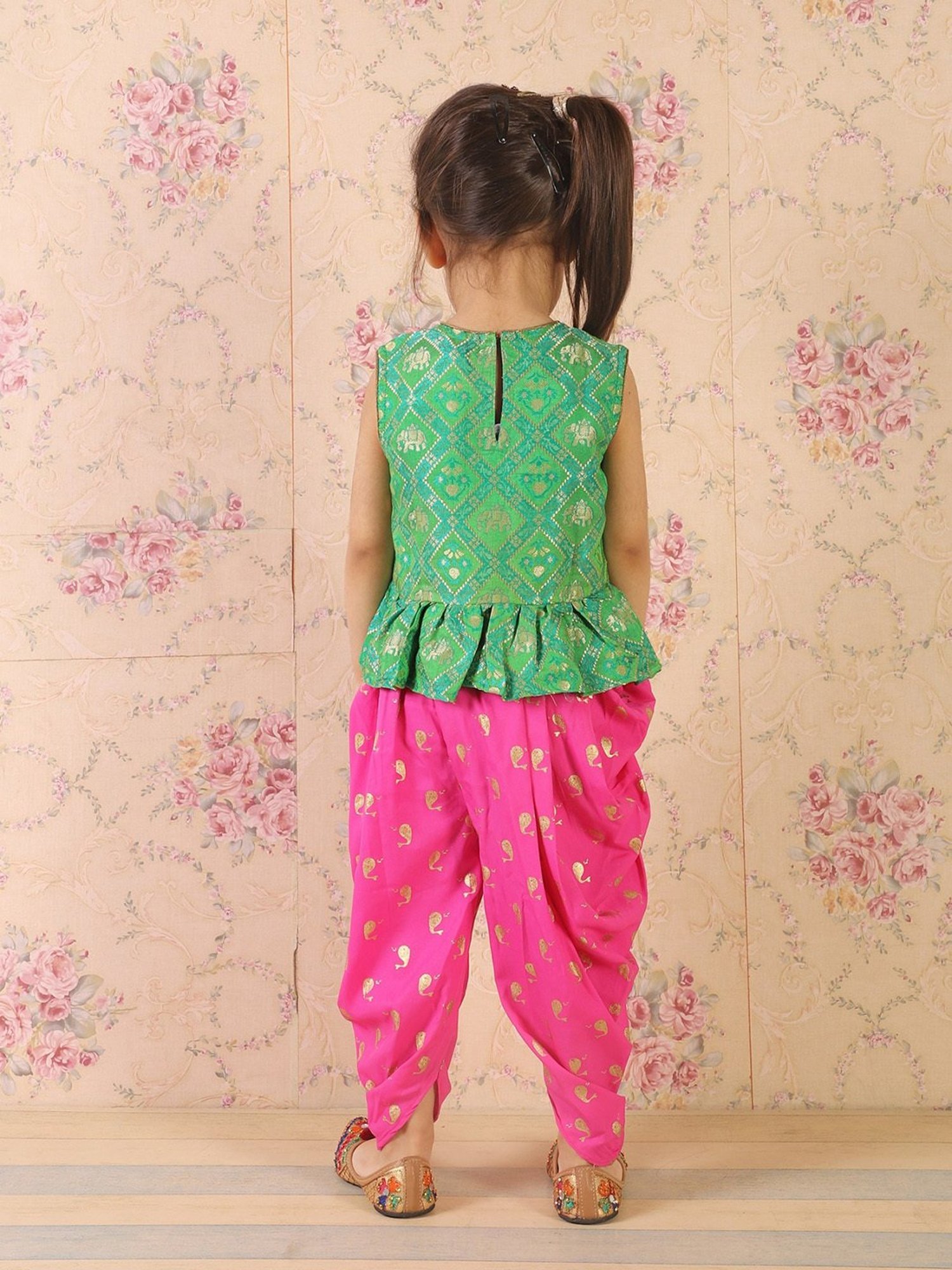 TWISHA Kids Green & Pink Self Design Top with Dhoti
