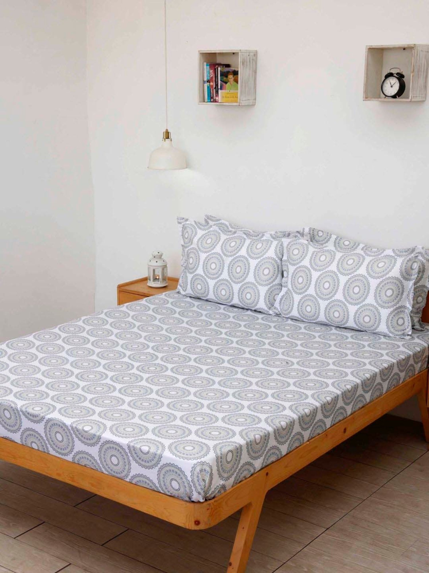 Ariana White & Grey Cotton 260 TC Super King Bedsheet with 2 Pillow Covers