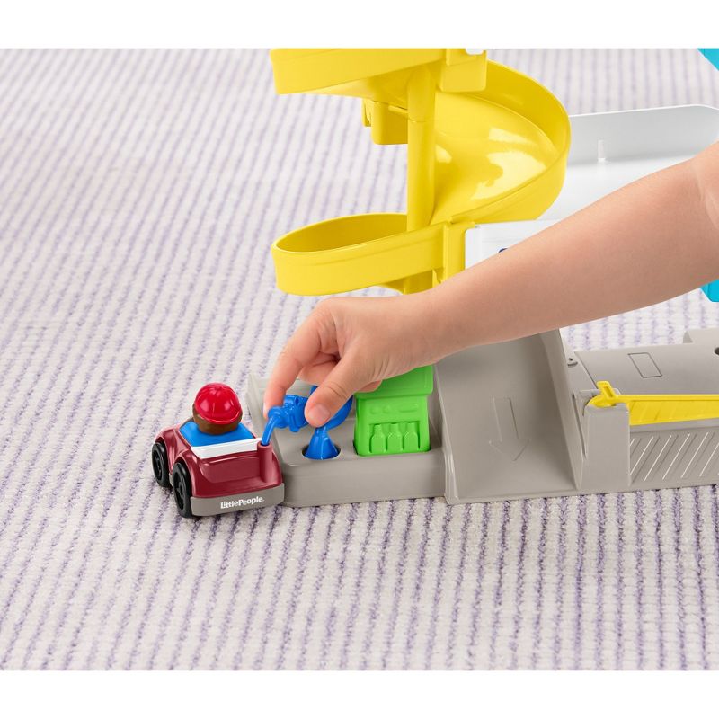 Fisher-Price Little People Helpful Neighbors Wheelie Garage