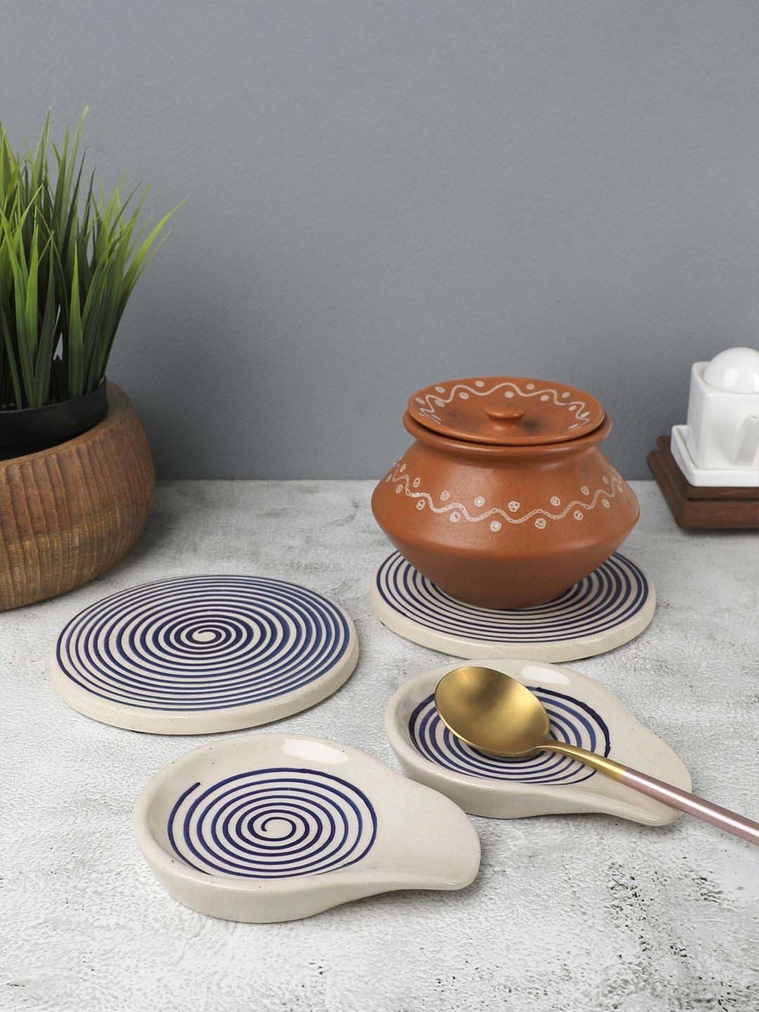 VarEesha Parikrama Blue Ceramic Spoon Rest with Trivet - Set of 4