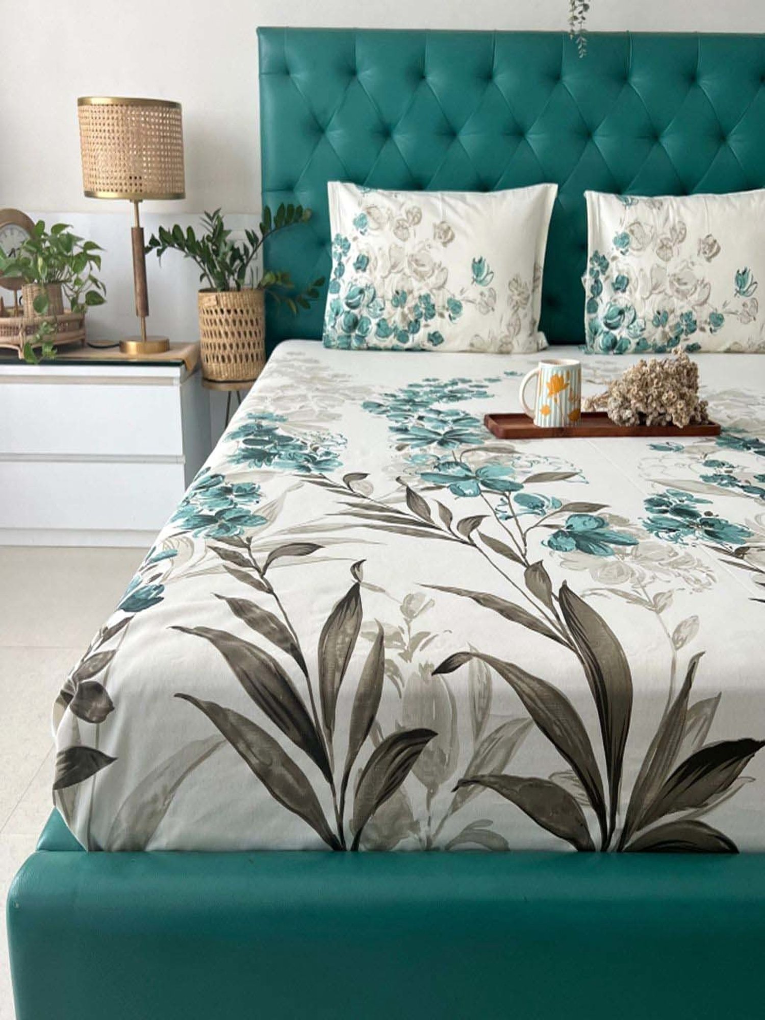 Urban Space Teal Green And White Cotton 200 TC Double Bedsheet with 2 Pillow Covers