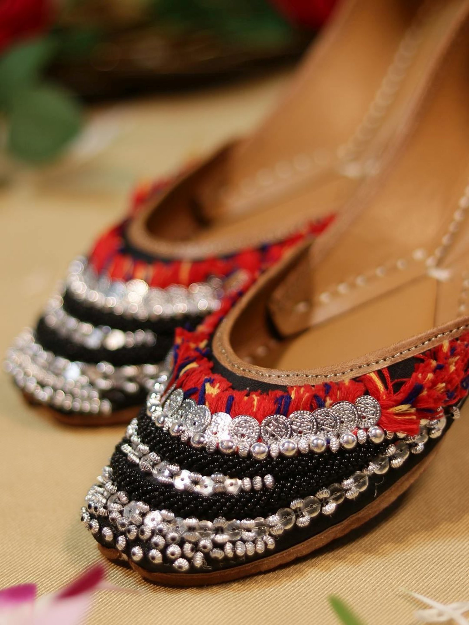 Glam Story Women's Black Ethnic Juttis