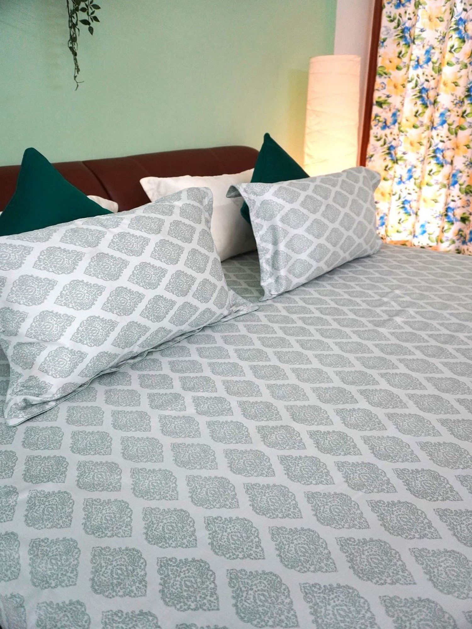 TARA Sparkling Homes Printed Green 250 TC Cotton King Bedsheet With 2 Pillow Covers