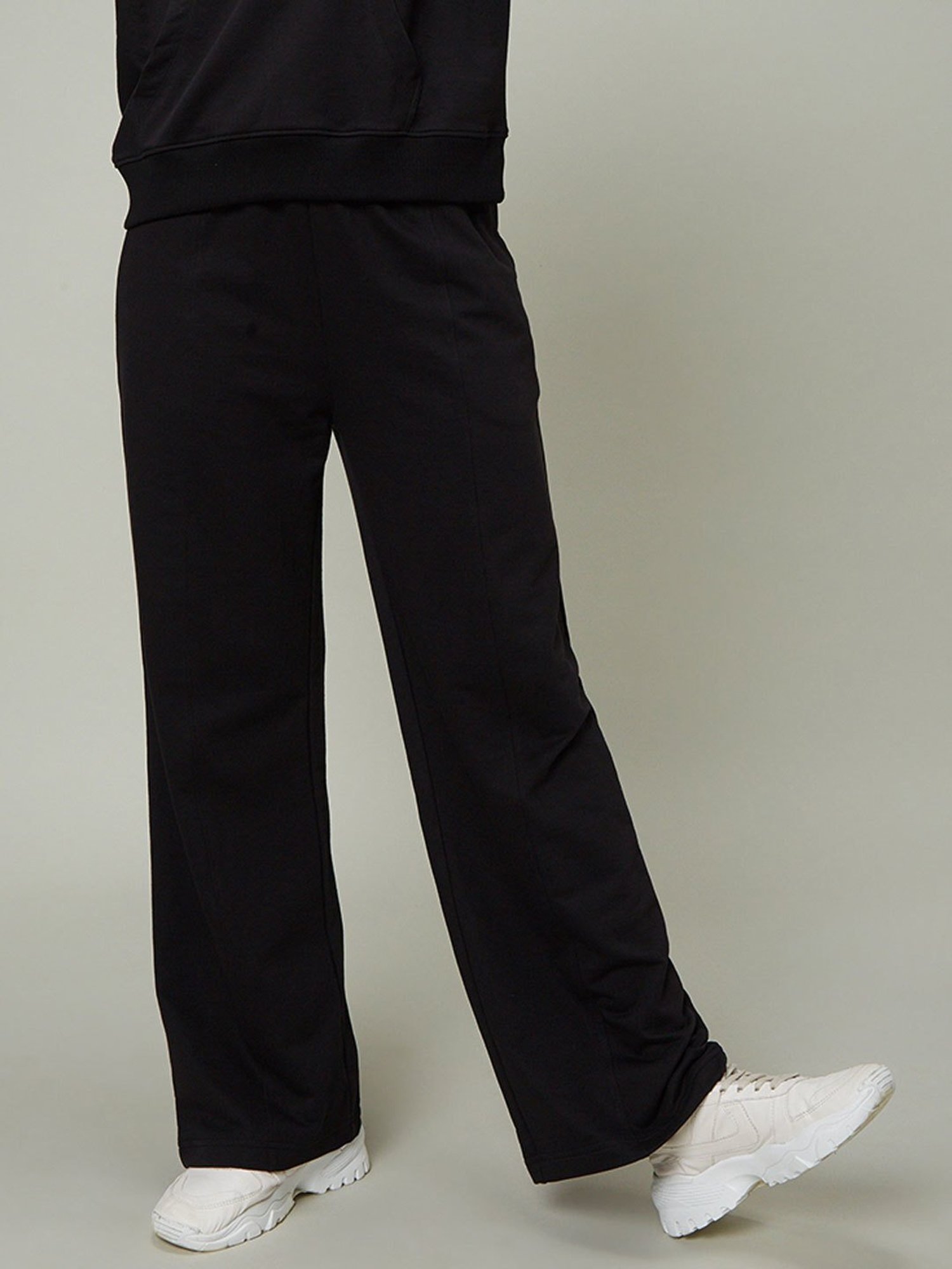 SILVERTRAQ Black Relaxed Fit Trackpants