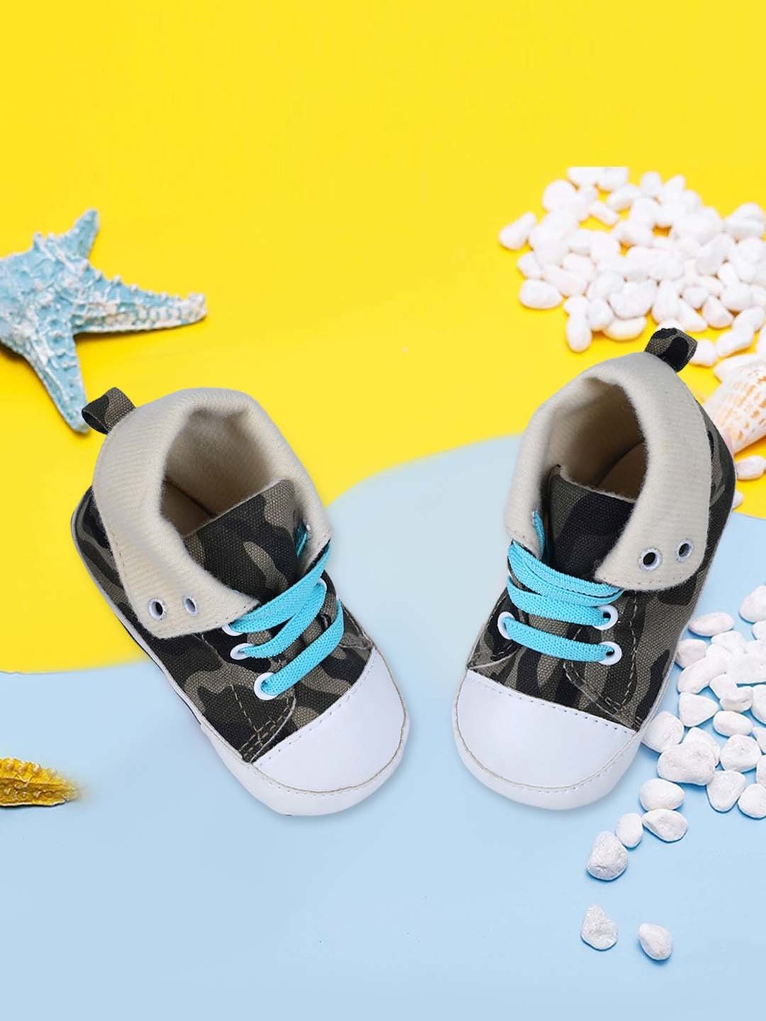 Baby Moo Kids White & Green Casual Booties