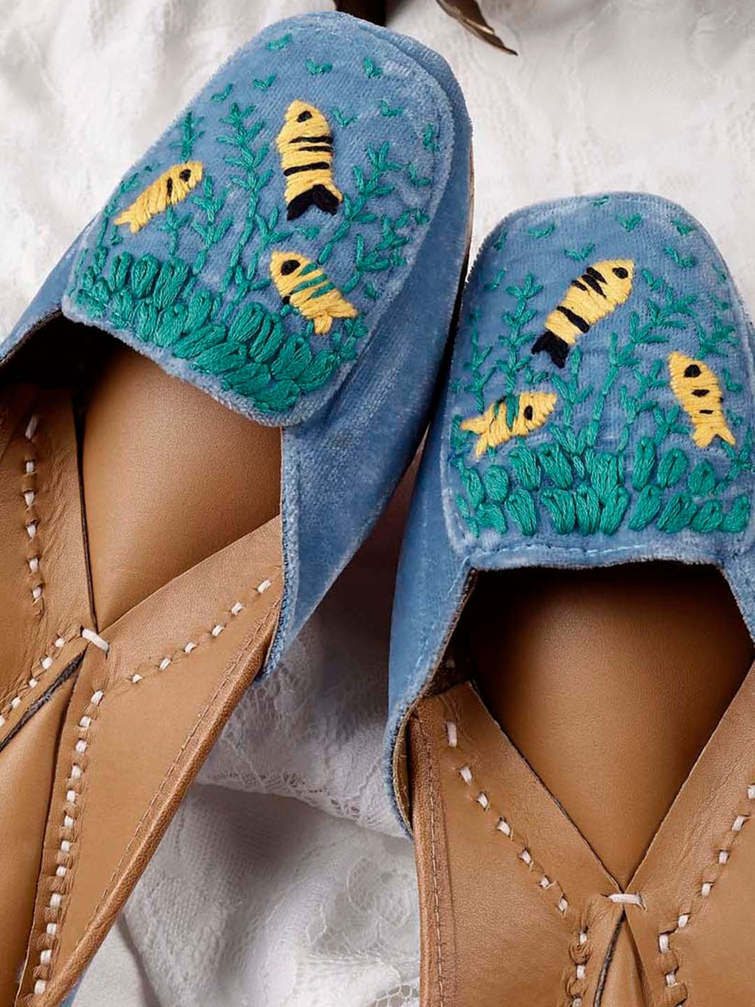 Glam Story Women's Blue Ethnic Juttis