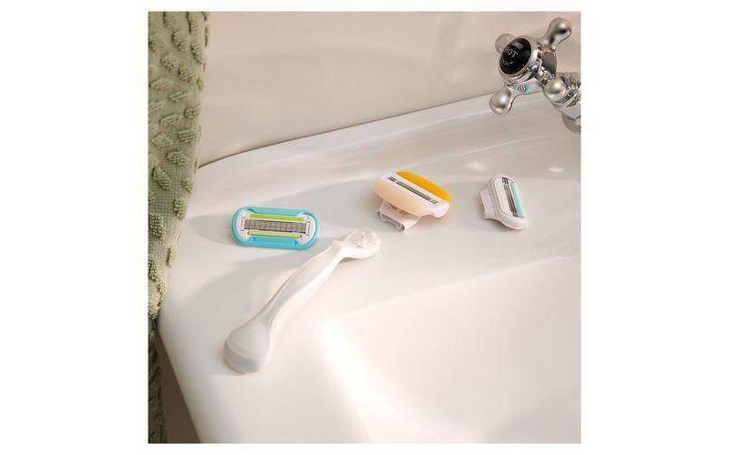 Venus ComfortGlide with Olay Women's Razor + 2 Razor Blade Refills Coconut