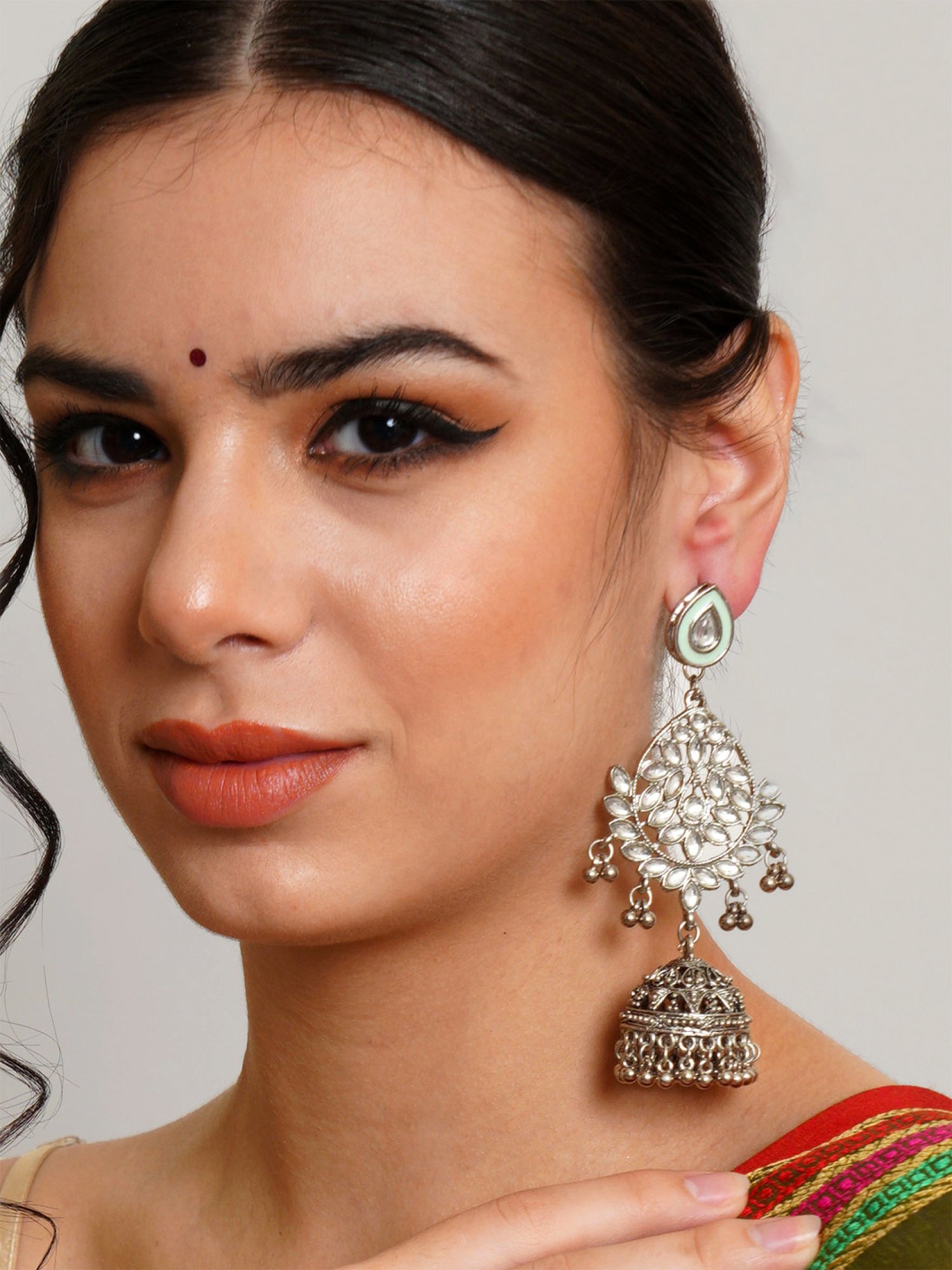 Karatcart Oxidized Silver Handcrafted Jhumki Earrings