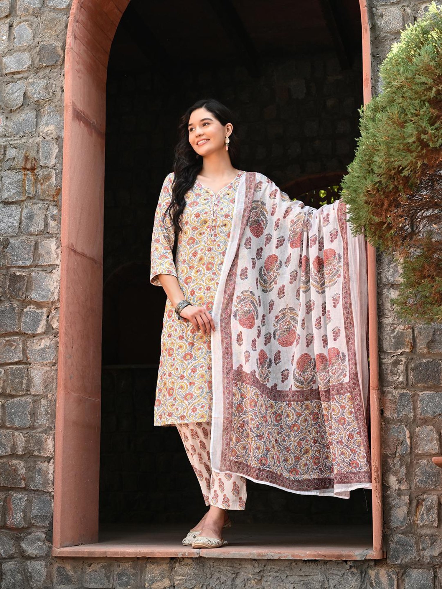 DECKEDUP Multicolor Floral Print Kurta With Pants & Dupatta
