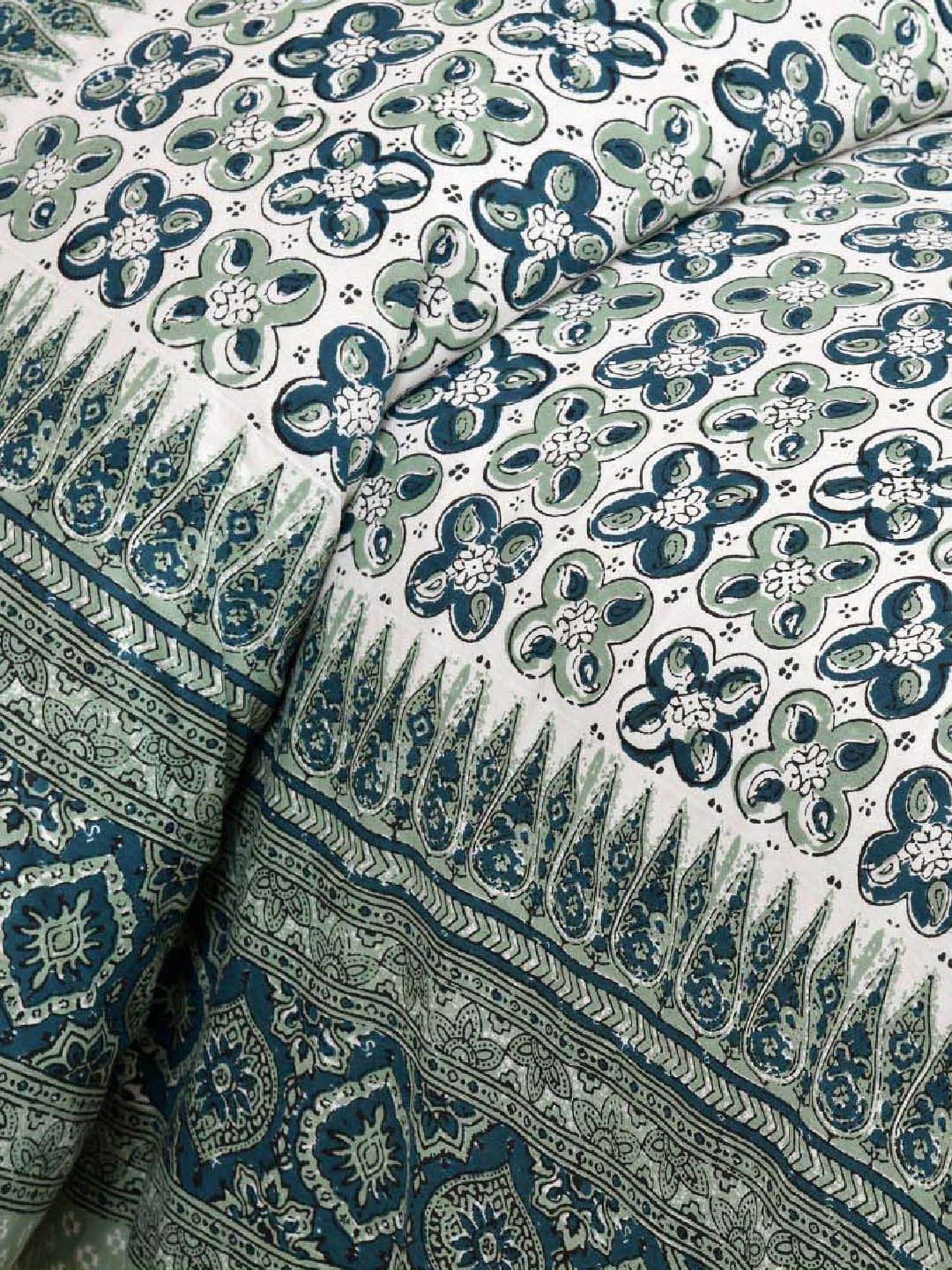 JaipurFabric Green 180 TC 100% Cotton Mini Blocks Double Bedsheet with 2 Pillow Covers