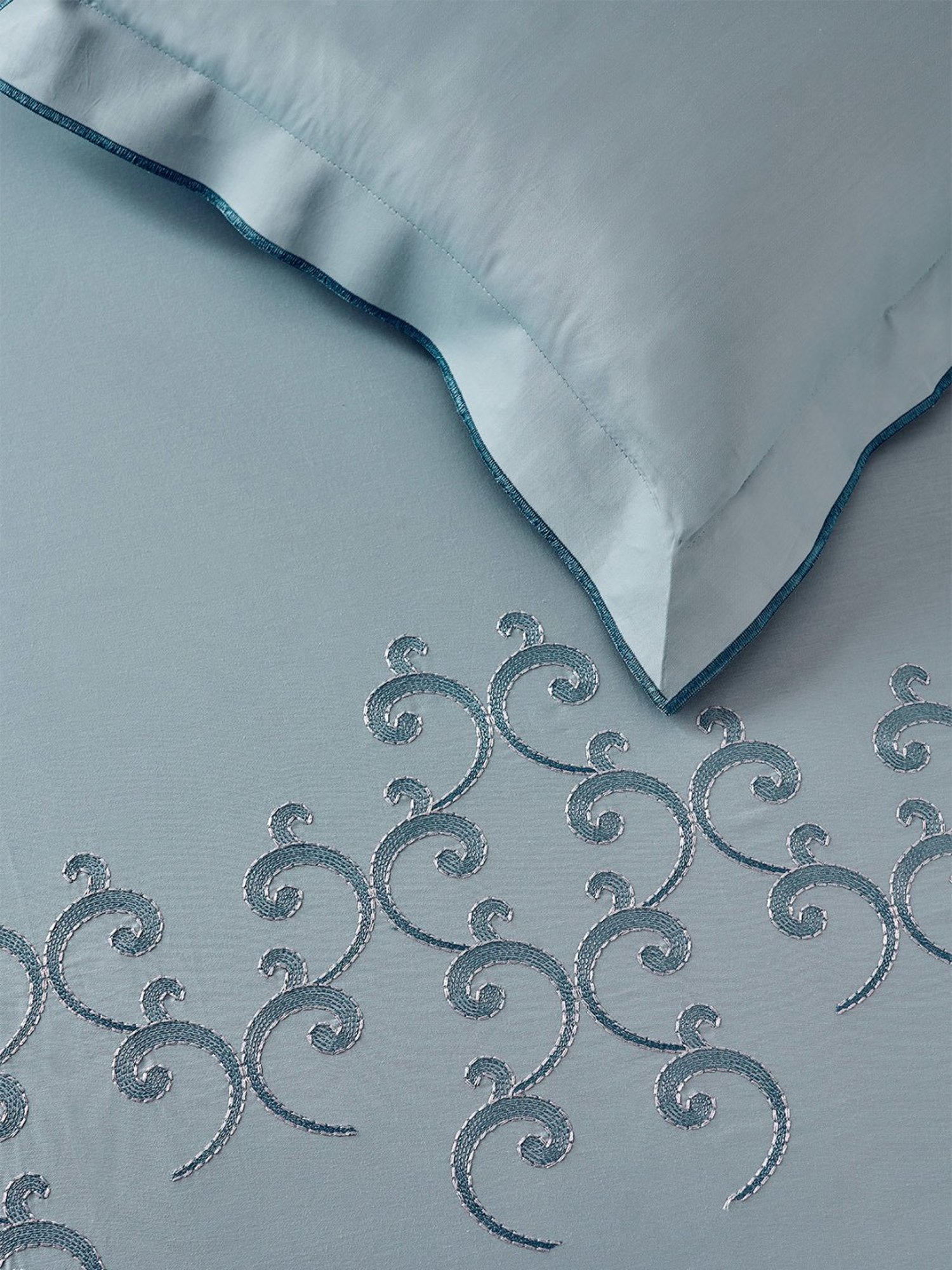 DDECOR Live beautiful Embroidery Iceberg Blue 210 TC Cotton King  Bedsheet with 2 Pillow Covers