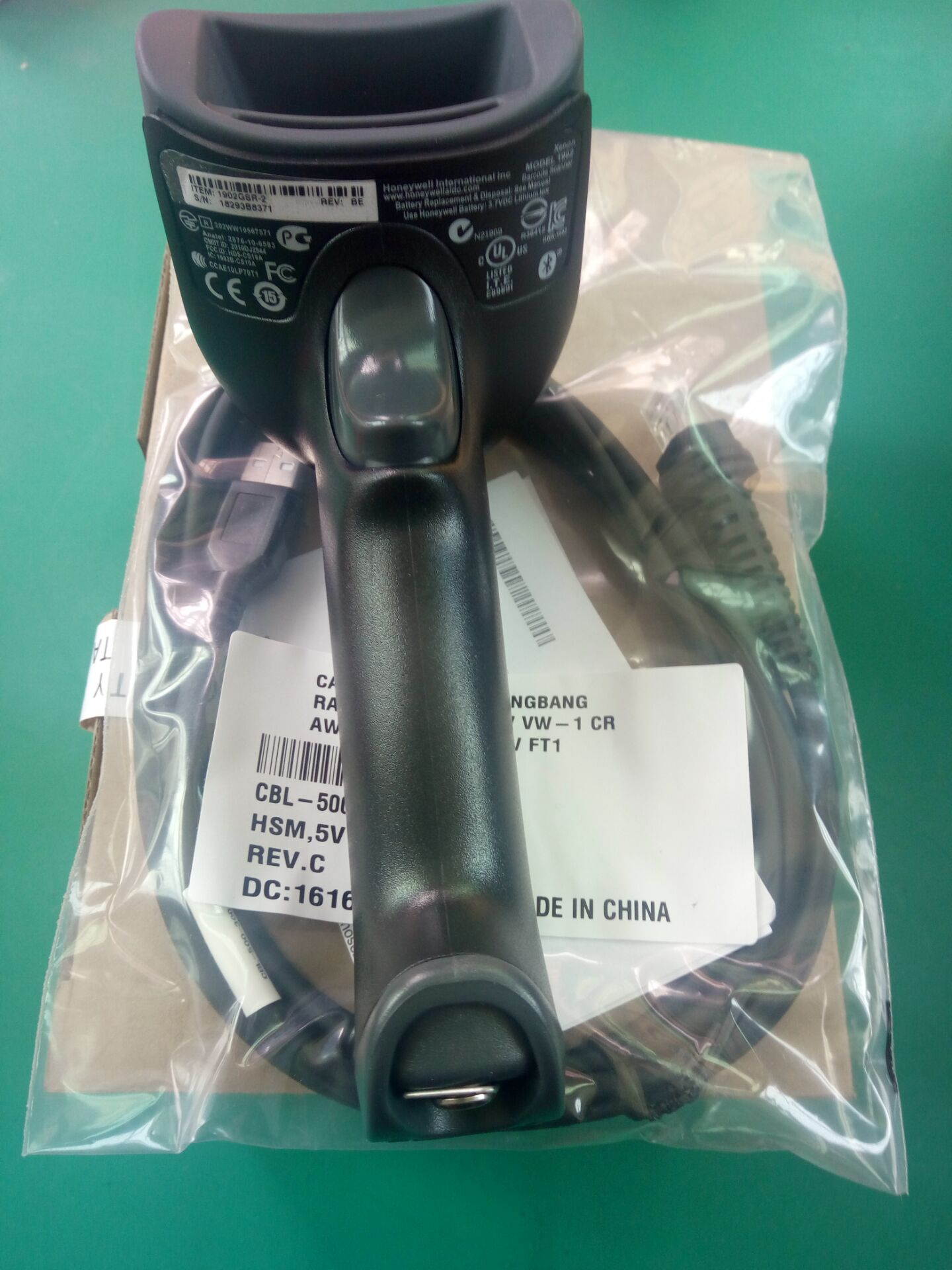 Honeywell Xenon 1902g Wireless General Duty Barcode Scanner, 1D, PDF417, 2D, SR Focus, USB/KBW/RS232/IBM, USB Kit, Black - 1902GSR-2USB-5 scanner with usb cable