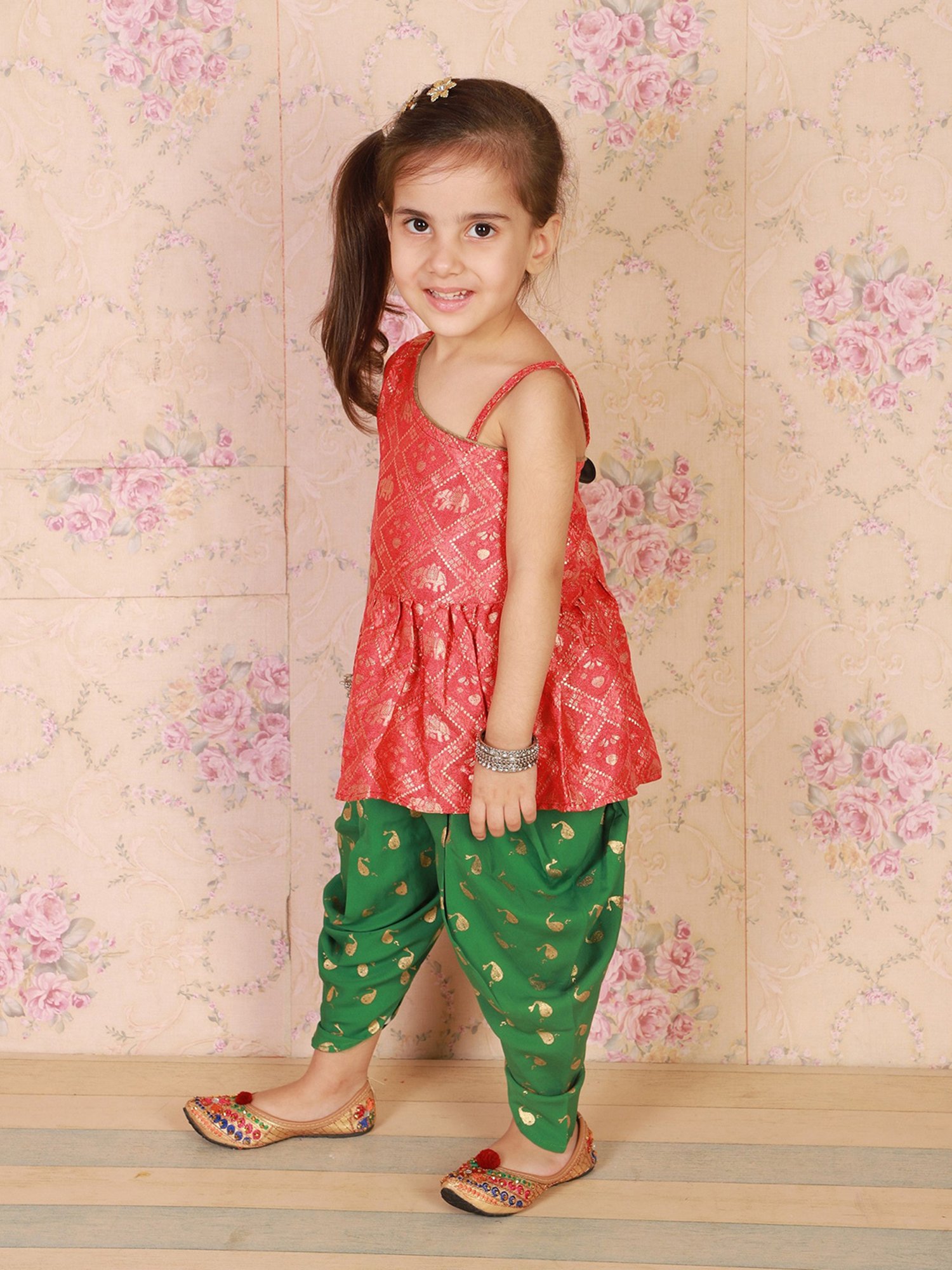 TWISHA Kids Red & Green Self Design Top with Dhoti