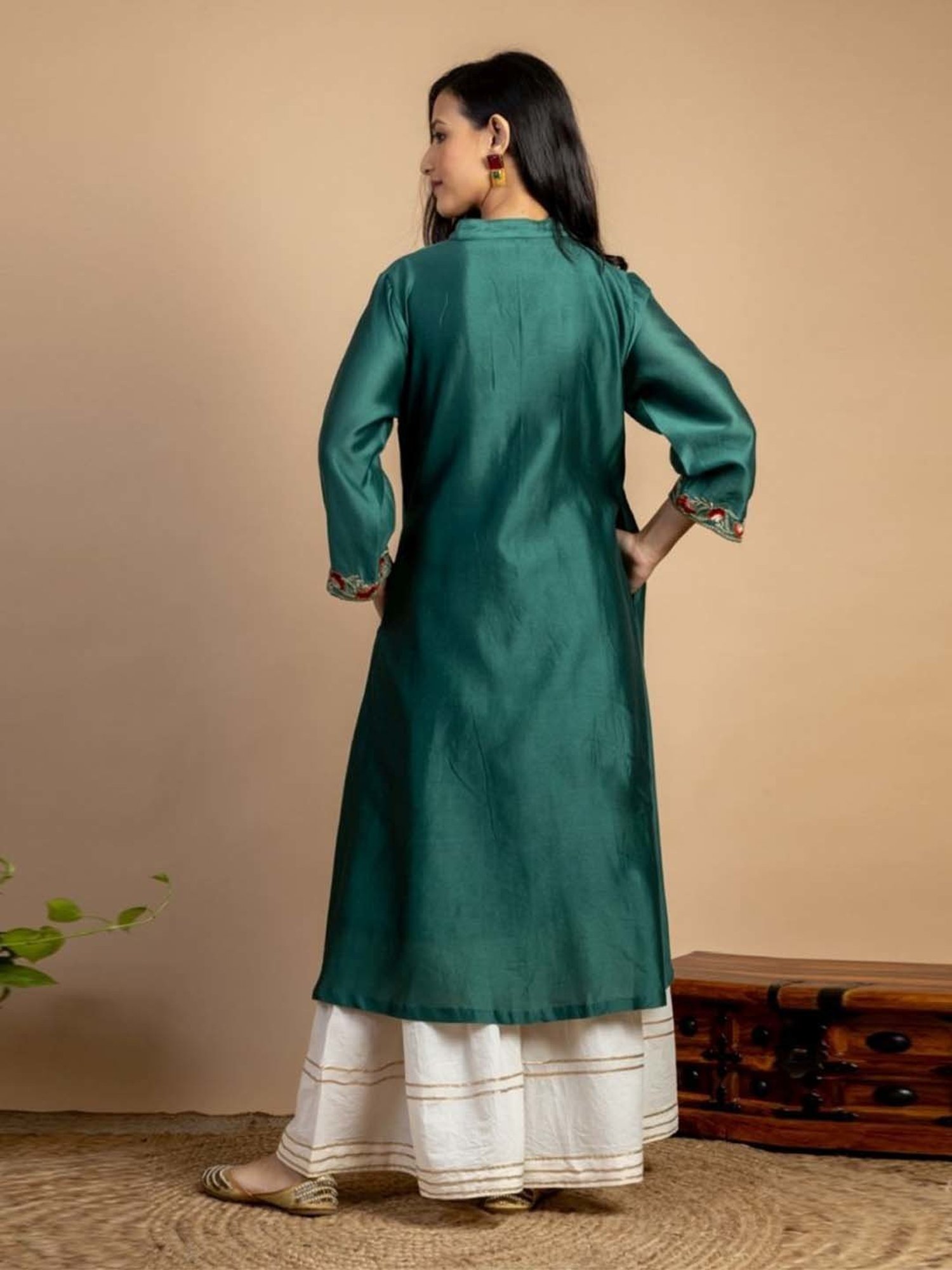 Mushio Bottle Green Chaitra Embroidered Chanderi Silk Kurta