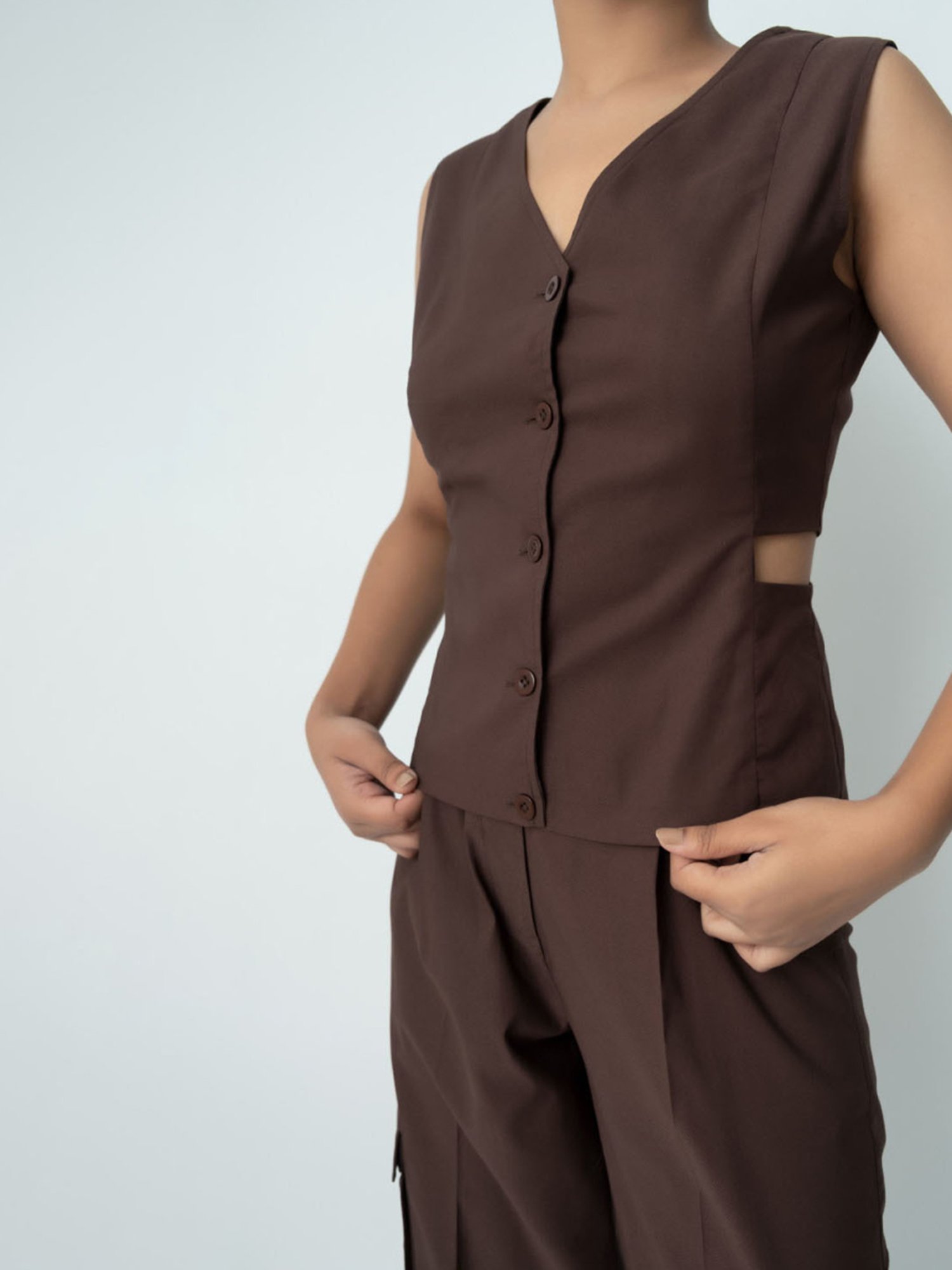 Qua Cut-out Slim Waistcoat