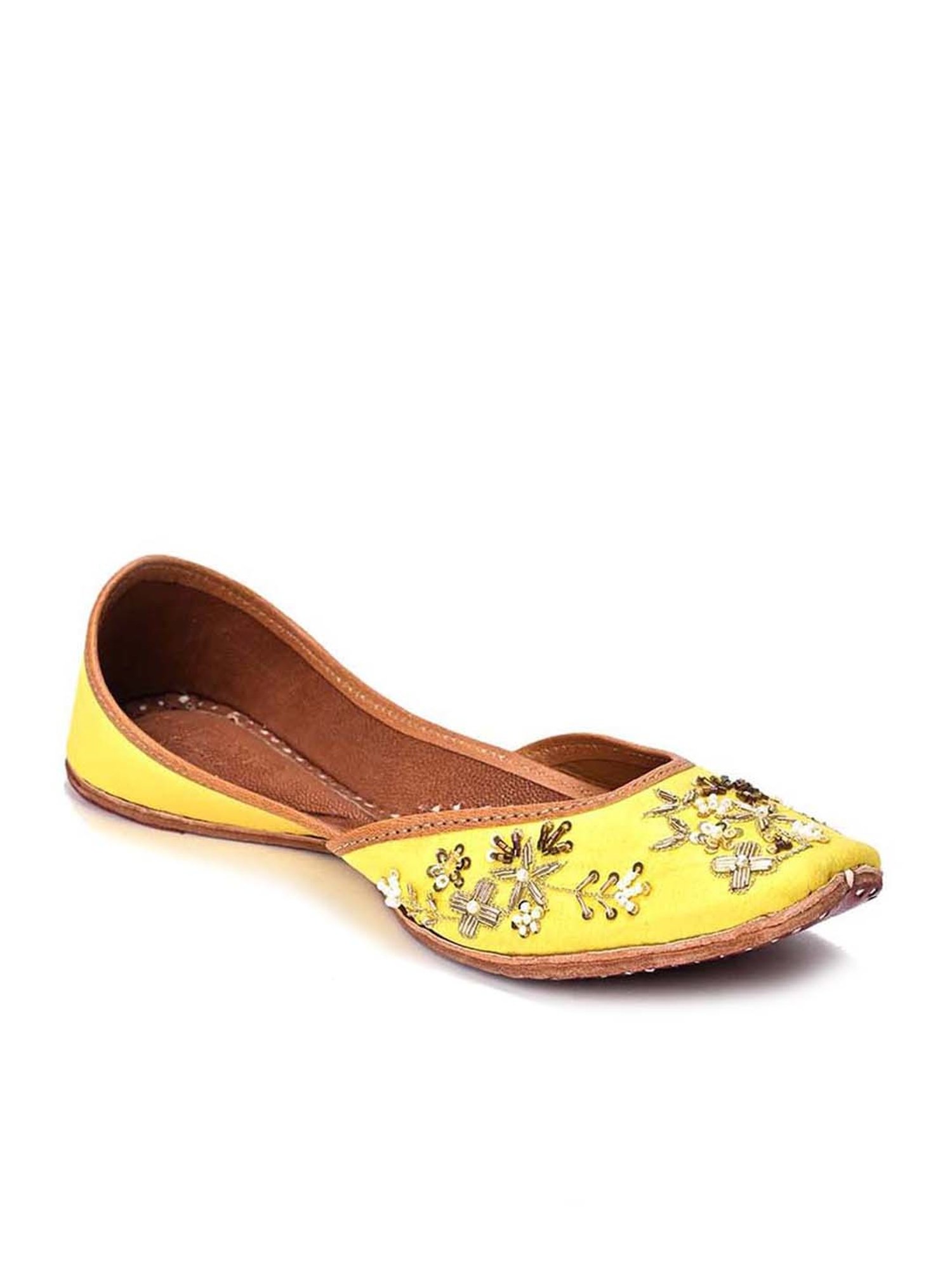 Scentra Women's Yellow Ethnic Juttis