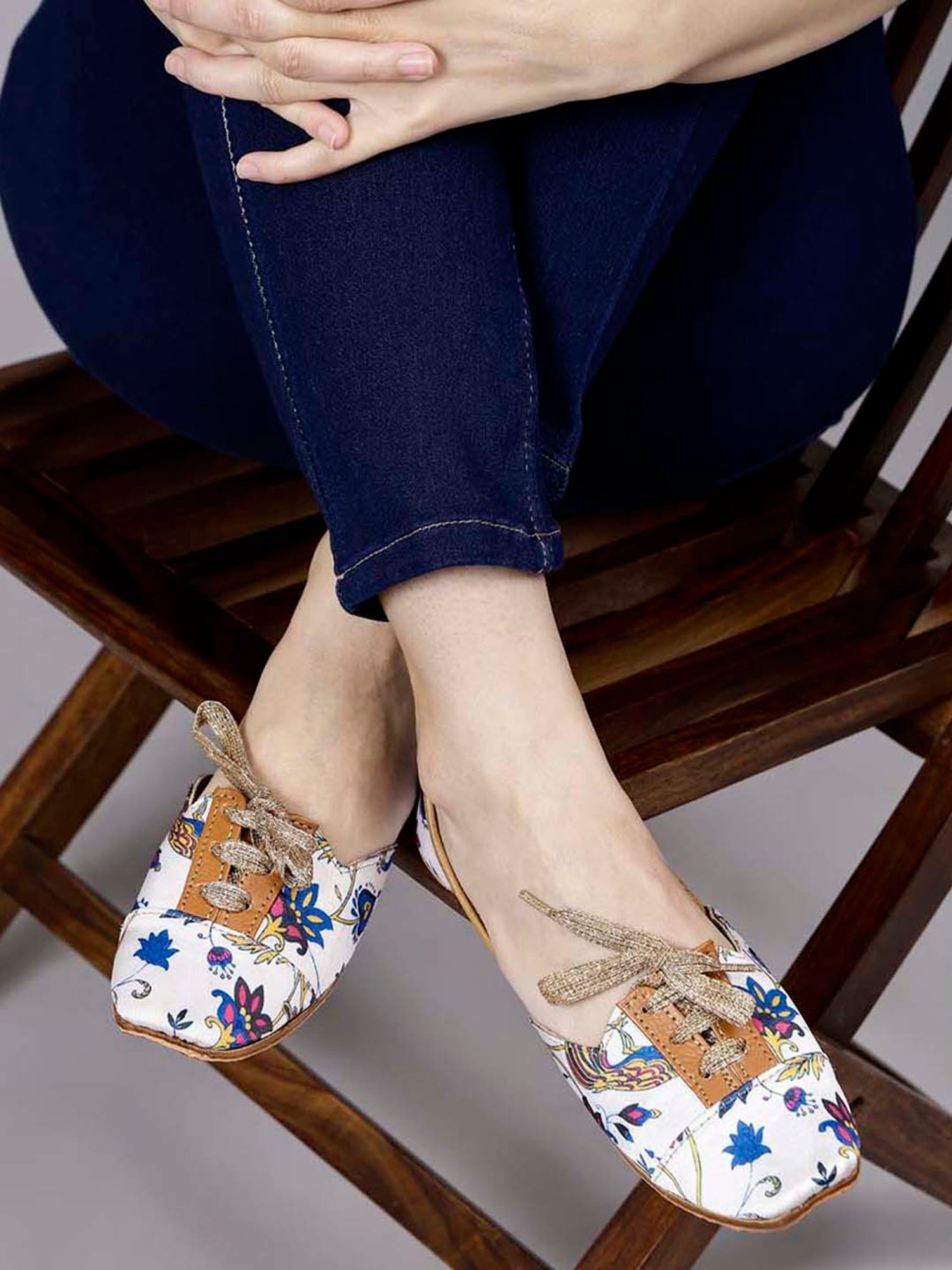 Glam Story Women's White Ethnic Juttis