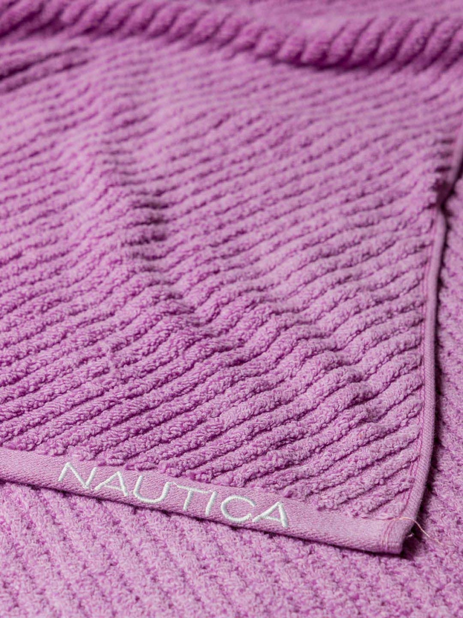 Nautica Cross View White & Lilac Cotton 600 GSM Fluffy Zero Twist Bath Towel - Set of 2