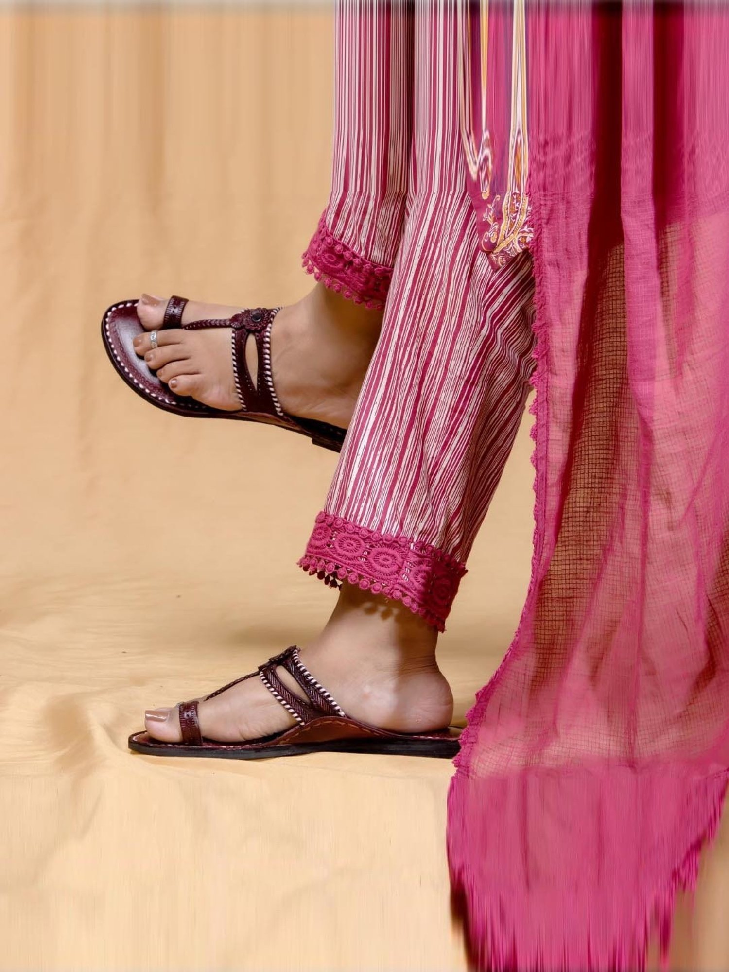 Kalapuri Women's Bordo Kolhapuri Sandals