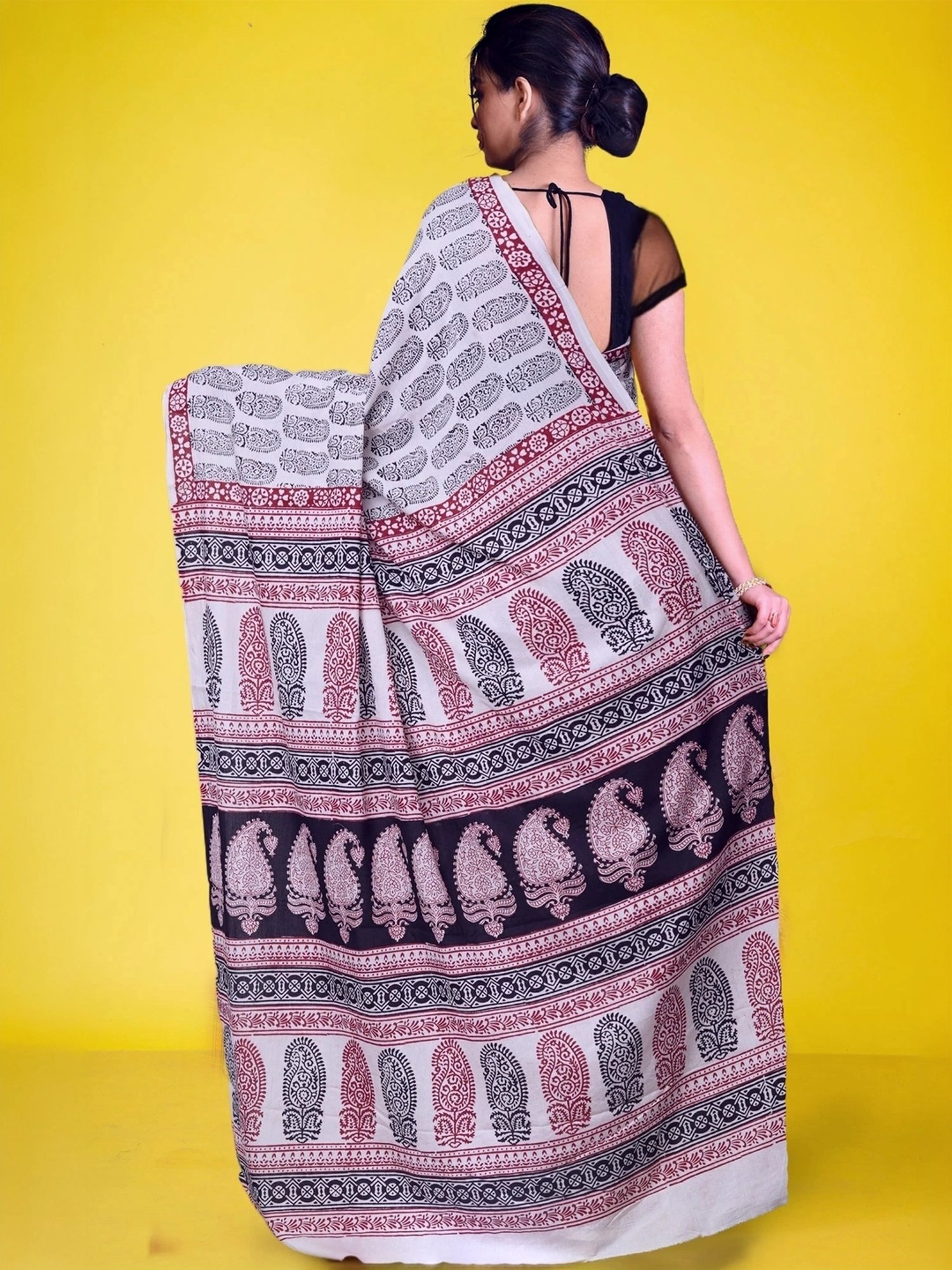 Unnati Silks White & Black Cotton Printed Saree With Unstitched Blouse