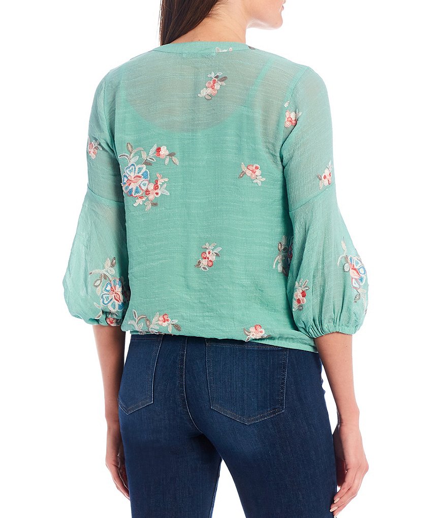 Figueroa & Flower Petite Size Percy Embroidered Split V-Neck Long Sleeve Bubble Hem Top