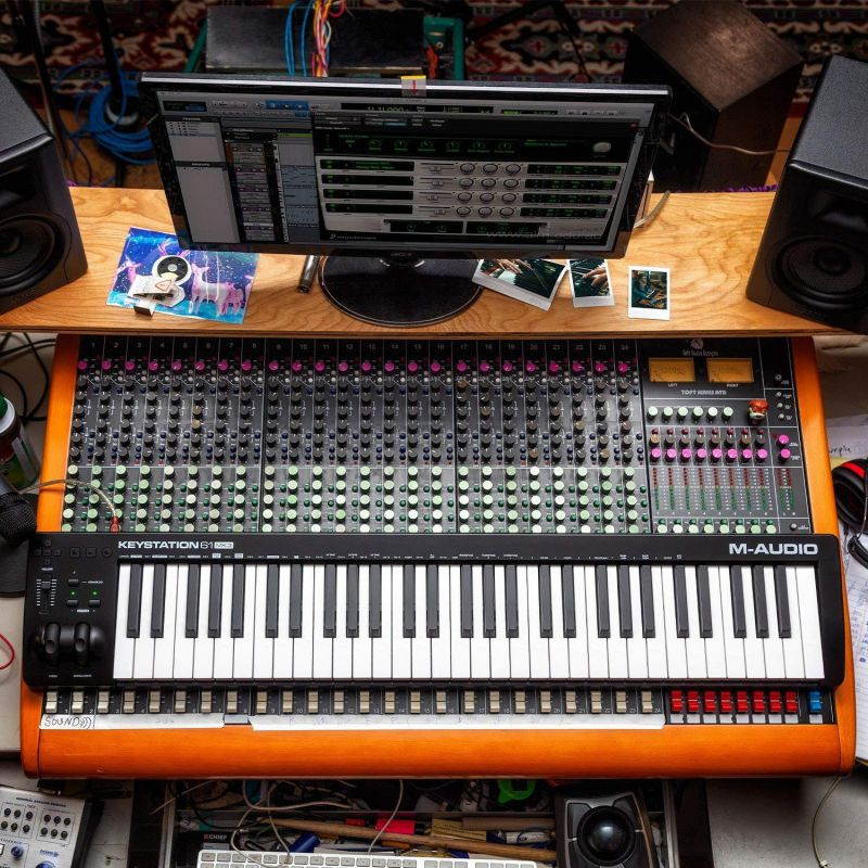 Zoom H4nPro Four-Channel Handy Audio Recorder (Black)&ndash; Deluxe Accessory Pack Kit with 16GB, Windscreen, Table Tripod, Fibertique Cloth along with Xpix Battery & Charger Set