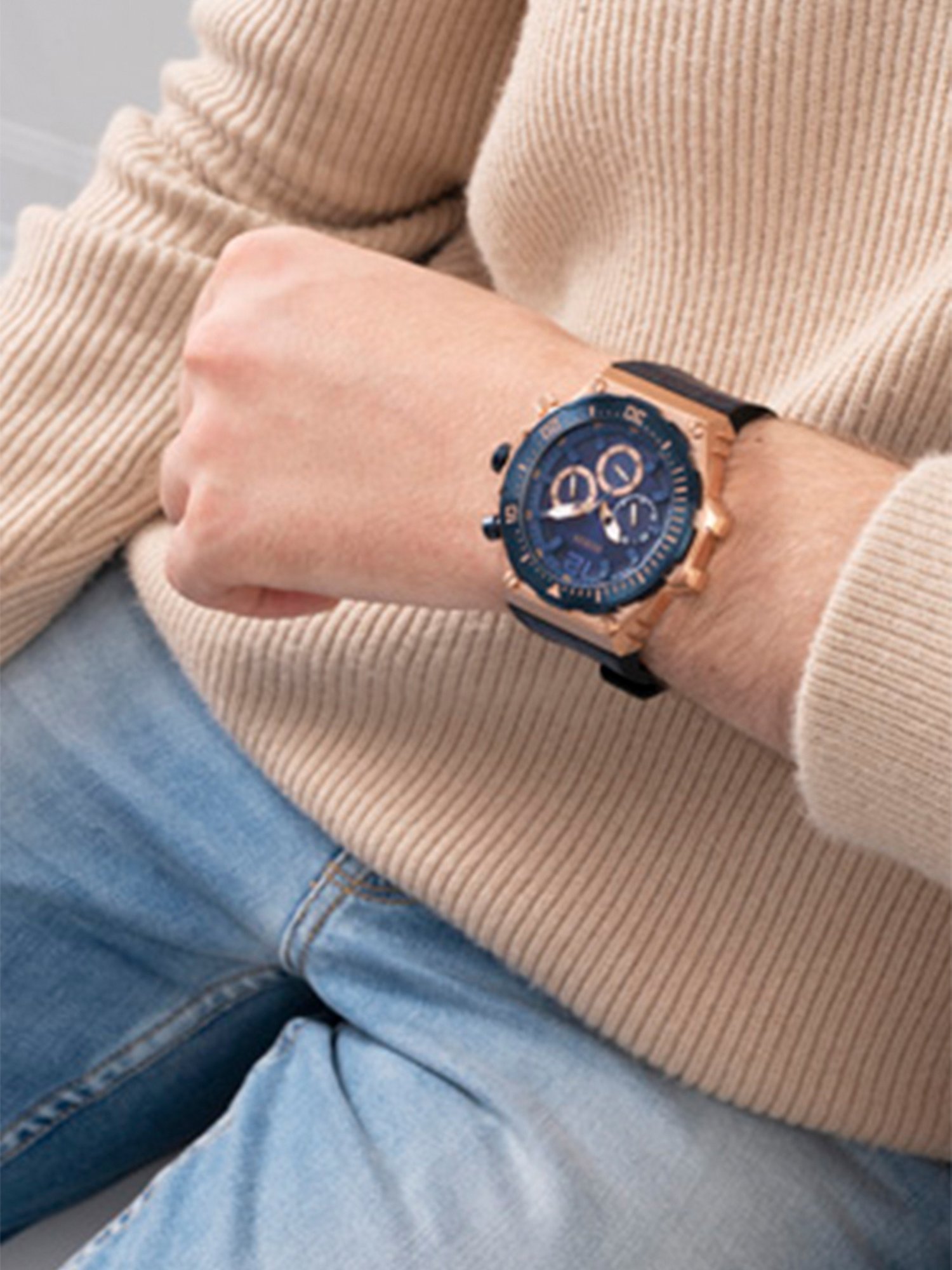 GUESS VENTURE Men Round Rose Gold Tone Dial Analog Watch - GW0326G1